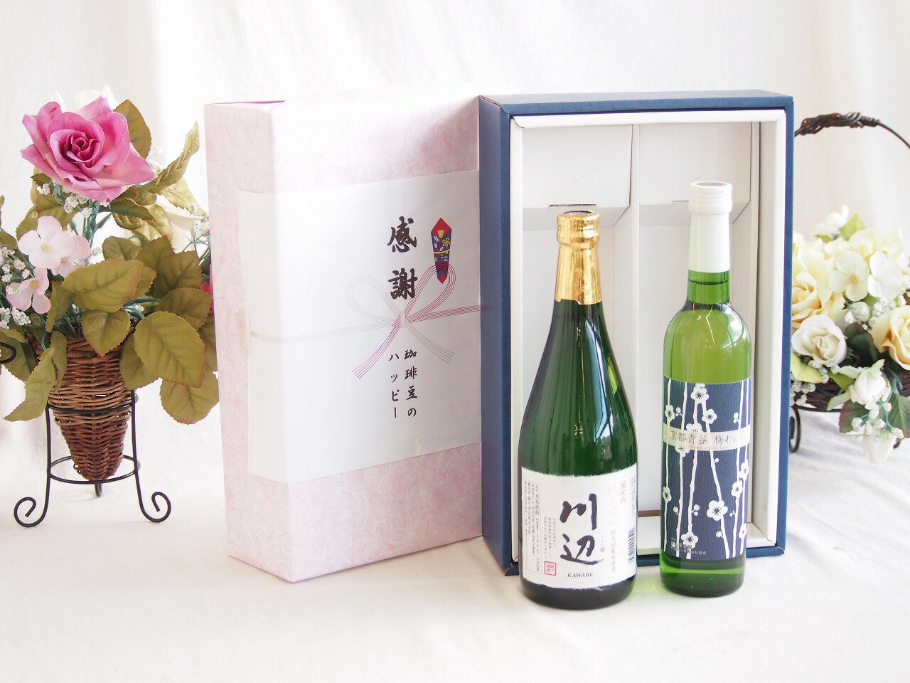 「川辺（かわべ）」は、熊本県の人吉・球磨地方で作られる「球磨焼酎（くまじょうちゅう）」の代表的な銘柄の一つです。 一言でいうと、「日本一清らかな水が生んだ、最高にフルーティーで透明感のある米焼酎」です。 最大の特徴は「水」の美しさ この焼酎の名前の由来でもある川辺川は、環境省の統計で何度も「水質日本一」に選ばれている清流です。「川辺」はその伏流水を仕込み水に使用しており、驚くほど雑味がなく、澄み切った味わいに仕上がっています。 香りと味わい 米焼酎に対して「お酒臭そう」というイメージをお持ちかもしれませんが、川辺は全く異なります。 香り:吟醸酒（日本酒）のような、華やかでフルーティーな香りが立ち上がります。 味わい:口当たりは非常に滑らかで、お米本来の柔らかな甘みが広がります。後味はスッと消えていくようなキレの良さがあります。 その品質は国内だけでなく海外でも高く評価されており、アメリカのロサンゼルス国際スピリッツ・コンペティションで金賞（最高賞）**を受賞した実績もあります。 おすすめの飲み方と相性の良い料理 飲み方 ロック徐々に氷が溶けていく中での香りの変化を楽しめます。 水割り5:5や6:4で割ると、よりお米の甘みが引き立ち、食事に合わせやすくなります。 ソーダ割り香りが弾け、シャンパンのような爽快感が出るため、初心者にも人気です。 相性の良い料理 繊細な味わいなので、お刺身（白身魚）、塩で食べる天ぷら、だし巻き卵などの和食と抜群に合います。 もし「本格的な米焼酎を飲んでみたいけれど、どれが良いか分からない」という方がいれば、まず最初におすすめしたい一本です。 贈り物ギフトセット用として賜らせて頂きます。 熨斗賜ります。（熨斗表書き例：お中元、お歳暮、内祝いなど 　　　お名前例：贈り物本舗じざけや） ギフトカードメッセージ賜ります。感謝の贈り物ボックス フルーティーな香り球磨焼酎と国産ワインセット(塩尻ナイアガラスパークリング白ワインやや甘口(長野県)720ml純米焼酎川辺(熊本県)720ml