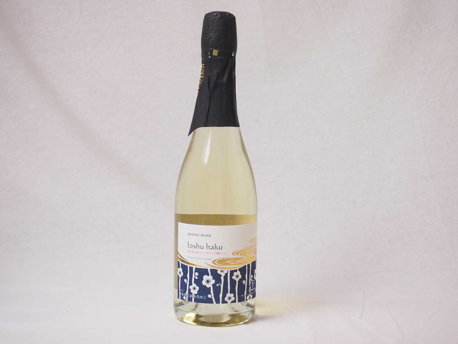 国産フルーツ梅スパークリングワイン Joshu haku 京都山城青谷産城州白梅スパークリング やや甘口 丹波ワイン (京都府) 750ml×1本京都青谷の城州白梅を100％使用したスパークリングワインです。梅を原料としながらも、まるで寒冷地のドイツワインを思わせる高貴な味わい。青梅の豊かなアロマと若草のようなすがすがしいニュアンス。ミネラルの風味を感じ、軽快な酸味とボディを備えています。白身魚のムニエルや白味噌漬けなどと相乗します。京都青谷の城州白梅を100％使用したスパークリングワインです。梅を原料としながらも、まるで寒冷地のドイツワインを思わせる高貴な味わい。青梅の豊かなアロマと若草のようなすがすがしいニュアンス。ミネラルの風味を感じ、軽快な酸味とボディを備えています。白身魚のムニエルや白味噌漬けなどと相乗します。城州白梅　梅ワインタイプ 梅ワイン・発泡性味わい 甘口梅品種 城州白梅梅産地 京都府城陽アルコ-ル 10％