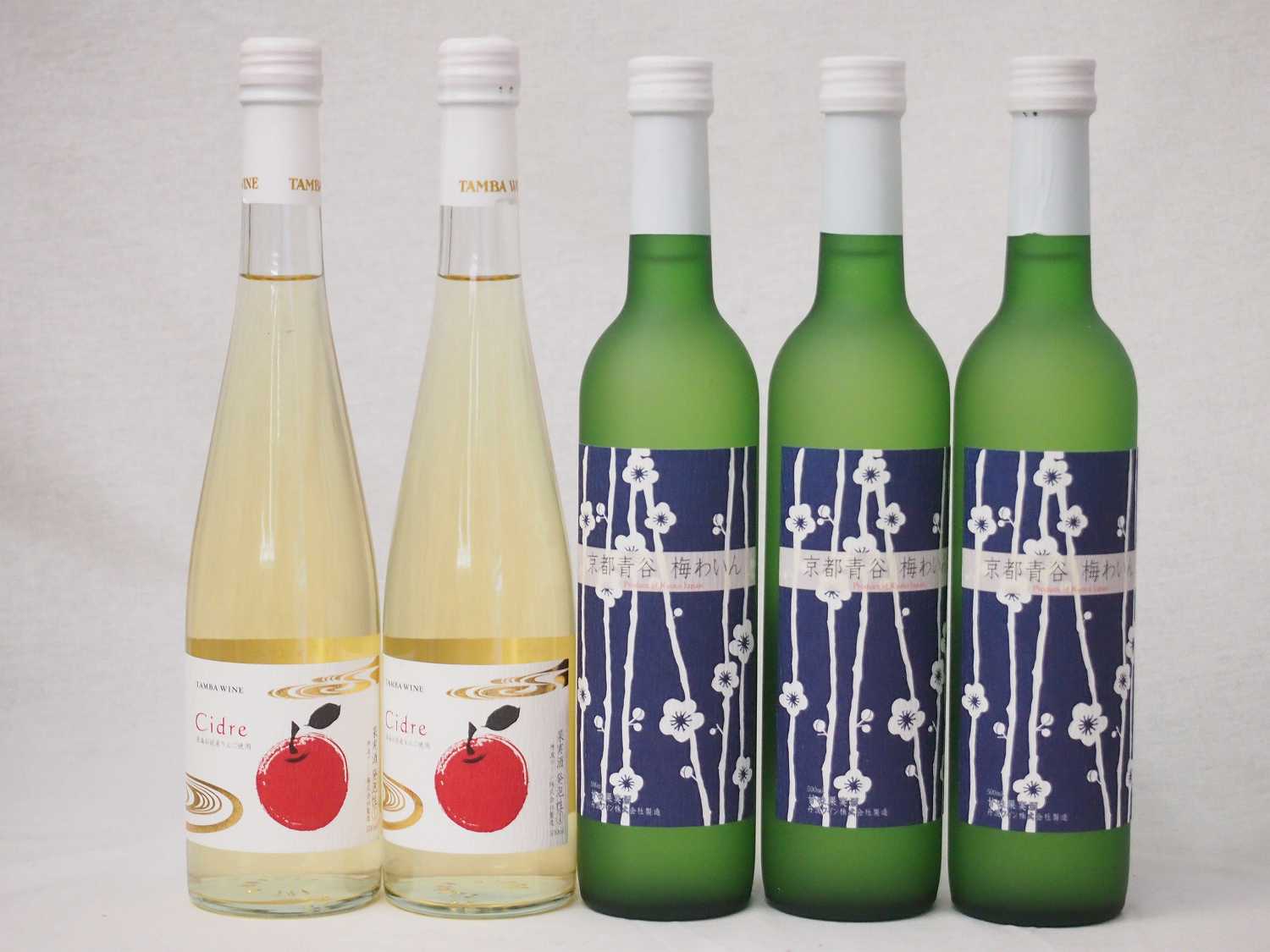 京都丹波フルーツワインセット京都青谷梅わいん　Cider 青森弘前産りんご使用500ml×2本国産フルーツりんごワイン Cider 青森弘前産りんご使用 やや甘口 丹波ワイン (京都府) 500ml生産地 日本 京都府ワイナリー 丹波ワイン容量 500mlタイプ 白泡味わい やや甘口主原料：りんご おいしいシードルはおいしいりんごから…。青森弘前市でリンゴ農園を営む田村さんの熟して糖度が高く、フレッシュで酸味があって味にメリハリがあるりんごをのみを使用しました。もぎたてのリンゴのような酸味と甘みがバランス良く、グラスに注ぐと香りとともに、きめ細やかな泡が一体となって沸き上がります。