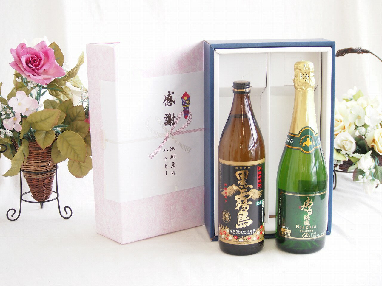 「クロキリ」の愛称で親しまれているこのお酒は、宮崎県の霧島酒造が作る、日本で最も有名な芋焼酎の一つです。その特徴を分かりやすくご紹介します。 最大の特徴は、大正時代の創業当時の製法を再現した「黒麹（くろこうじ）」仕込みであることです。 芋焼酎特有の「クセ」が強すぎず、非常にバランスが良いです。芋焼酎初心者から愛好家まで、幅広く愛される「飽きのこない味」が人気の秘訣です。 おすすめの飲み方 黒霧島はどんな飲み方でも美味しくいただけますが、特におすすめなのは以下の3つです。 1. ロック（オン・ザ・ロック） 氷が溶けるにつれて、甘みの変化を楽しめます。キリッとした喉越しを一番感じられる飲み方です。 2. 水割り・ソーダ割り 食事中に特におすすめです。ソーダで割ると「黒ッキリボール」と呼ばれ、脂っこい料理との相性が抜群になります。 3. お湯割り 香りが一番引き立つ飲み方です。冬場や、芋の甘みをしっかり感じたい時に最適です。 相性の良いおつまみ 黒霧島は、しっかりとした味付けの料理によく合います。 九州名物：鶏の炭火焼き、さつま揚げ、馬刺し。 居酒屋定番：焼き鳥（タレ）、角煮、餃子。 意外な組み合わせ：濃いめの味のチーズや、ビターチョコとも相性が良いです。 贈り物ギフトセット用として賜らせて頂きます。 熨斗賜ります。（熨斗表書き例：お中元、お歳暮、内祝いなど 　　　お名前例：贈り物本舗じざけや） ギフトカードメッセージ賜ります。感謝の贈り物ボックス 芋本来のふくよかな甘み焼酎と国産ワインセット(おたる醸造 ナイアガラス白パークリングワインやや甘口(北海道)720ml霧島酒造黒霧島芋焼酎(宮崎県)900ml