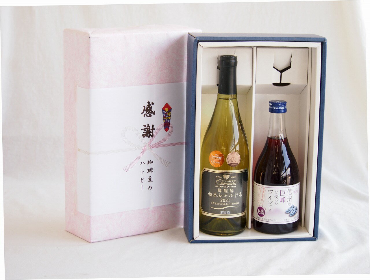 「グラン・シャンモリ 樽醗酵 松本シャルドネ」**は、盛田甲州ワイナリーの中でも「グラン（偉大な）」の名を冠した、造り手のこだわりが凝縮された高級ラインの辛口白ワインです。 「濃厚さ」「芳醇な香り」「リッチな飲み応え」**が最大の特徴です。 ?? どんなお酒？ 産地: 長野県松本市（大瀧農園産）。冷涼な気候で、質の高いシャルドネが育つエリアとして知られています。 製法（樽醗酵）: ステンレスタンクではなく、木樽の中で発酵・熟成させています。これにより、ブドウ本来の果実味に、樽由来の複雑な香りと深みが加わります。 ?? 味わいと香りの特徴 タイプ: 辛口（フルボディ寄り） 香り: 白桃やレモンピールのフレッシュな香りに加え、樽由来のバニラ、ヘーゼルナッツ、アーモンド、少しスモーキーな香りが重なります。 味わい: 豊かな酸味とミネラル感がありつつ、口当たりは非常に滑らかで厚みがあります。余韻が長く、飲み終わった後もしばらく心地よい香りが残ります。 ?? おすすめのペアリング 「勝沼甲州」が繊細な和食に合うのに対し、この「松本シャルドネ」は少しボリュームのある料理や、油脂分のある料理と相性抜群です。 お魚: ムニエル（バターソース）、ホタテのソテー、エビのクリーム煮。 お肉: 鶏肉のクリーム煮、ローストチキン、豚しゃぶ（胡麻だれ）。 その他: グラタン、熟成したチーズ（コンテやブリーなど）。 松本シャルドネ 樽醗酵 **濃厚な感謝の贈り物ボックス国産シャルドネ100%辛口白ワインと国産ワインセット(塩尻ナイアガラスパークリング白ワインやや甘口(長野県)720mlグラン・シャンモリ長野県松本市樽醗酵シャルドネ100%辛口白ワイン750ml