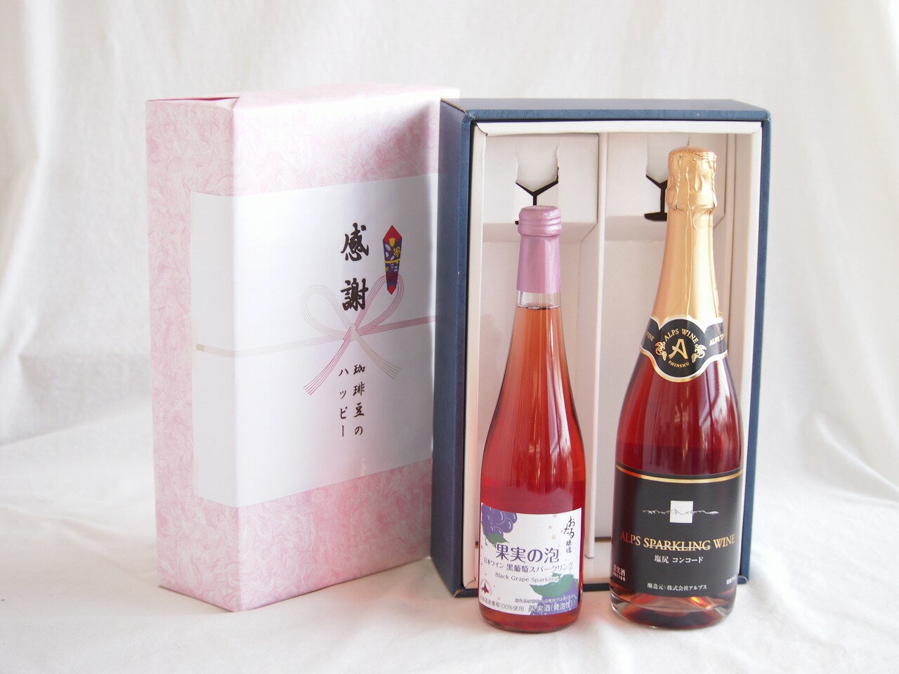 「最もリッチで、濃厚な果実味」**を楽しめるのがこの黒葡萄です。まるで高級なプレミアムぶどうジュースをお酒にしたような贅沢感があります。 --- ### ?? 「北海道黒葡萄」の特徴 このワインは、北海道産の黒ぶどう（主にキャンベル・アーリ...