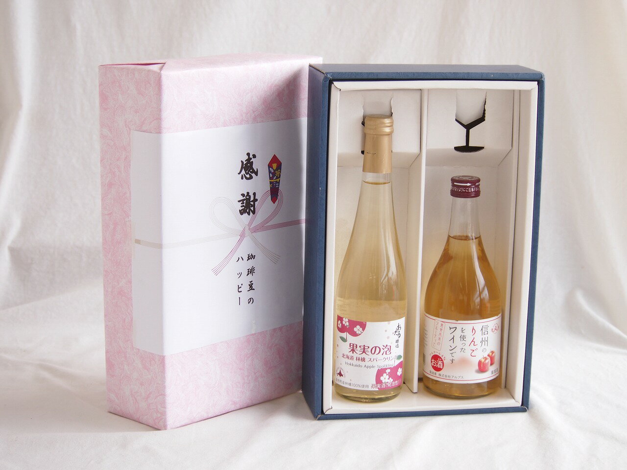 「もぎたてのリンゴをそのまま頬張ったような、フレッシュで贅沢な大人のリンゴジュース」**のようなスパークリングワインです。 一般的なブドウのワインとは異なり、リンゴのみを原料とした「シードル」と呼ばれる種類に近いお酒です。詳しい特徴を3つの...