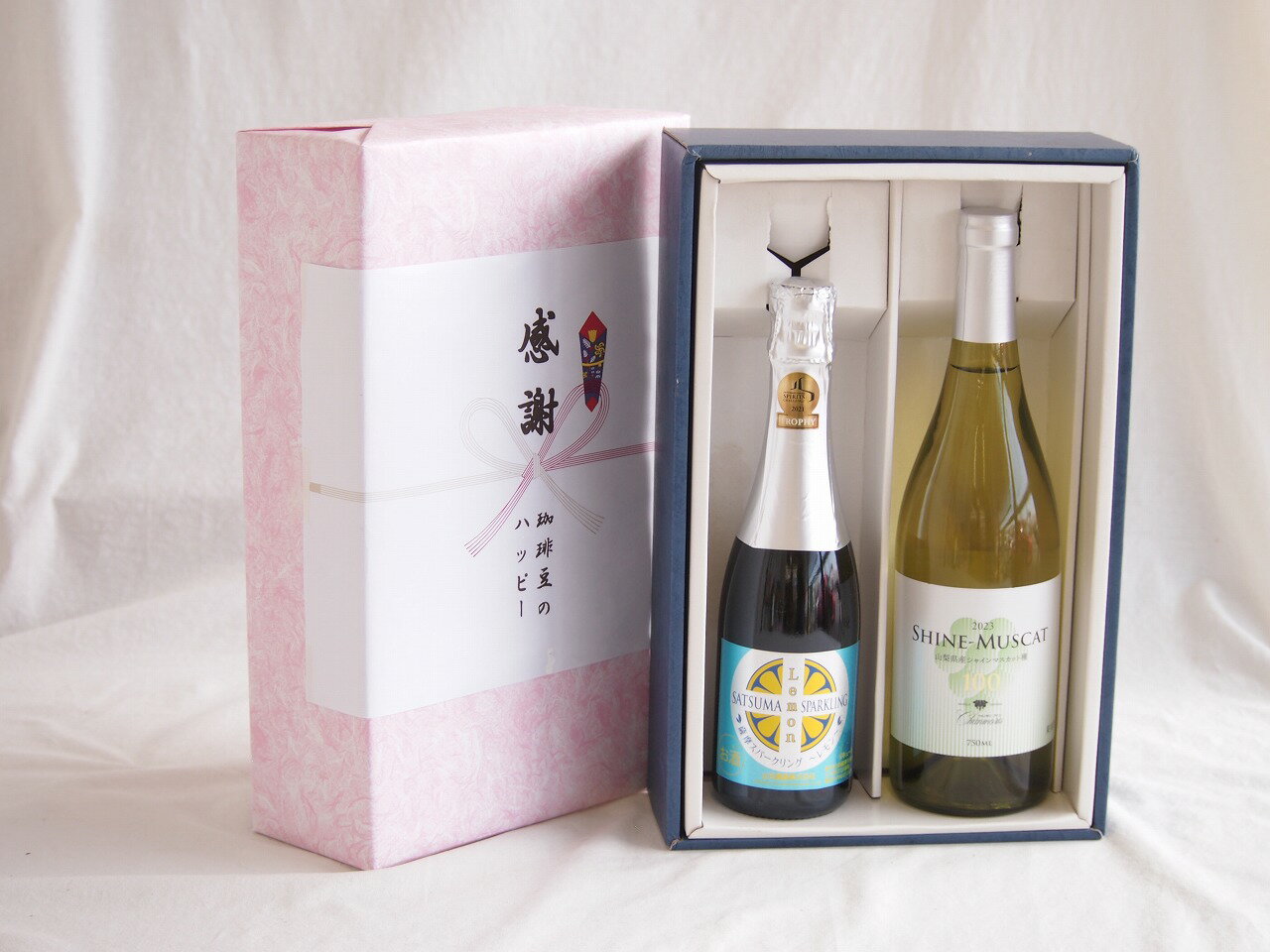 「薩摩スパークリング レモン 8° 375ml」は、鹿児島県の老舗メーカーである**本坊酒造**が造る、リキュールタイプの炭酸入りお酒です。 一般的なレモンサワーとは一味違う、本格派の味わいが特徴です。主な特徴をまとめました。 --- 1....