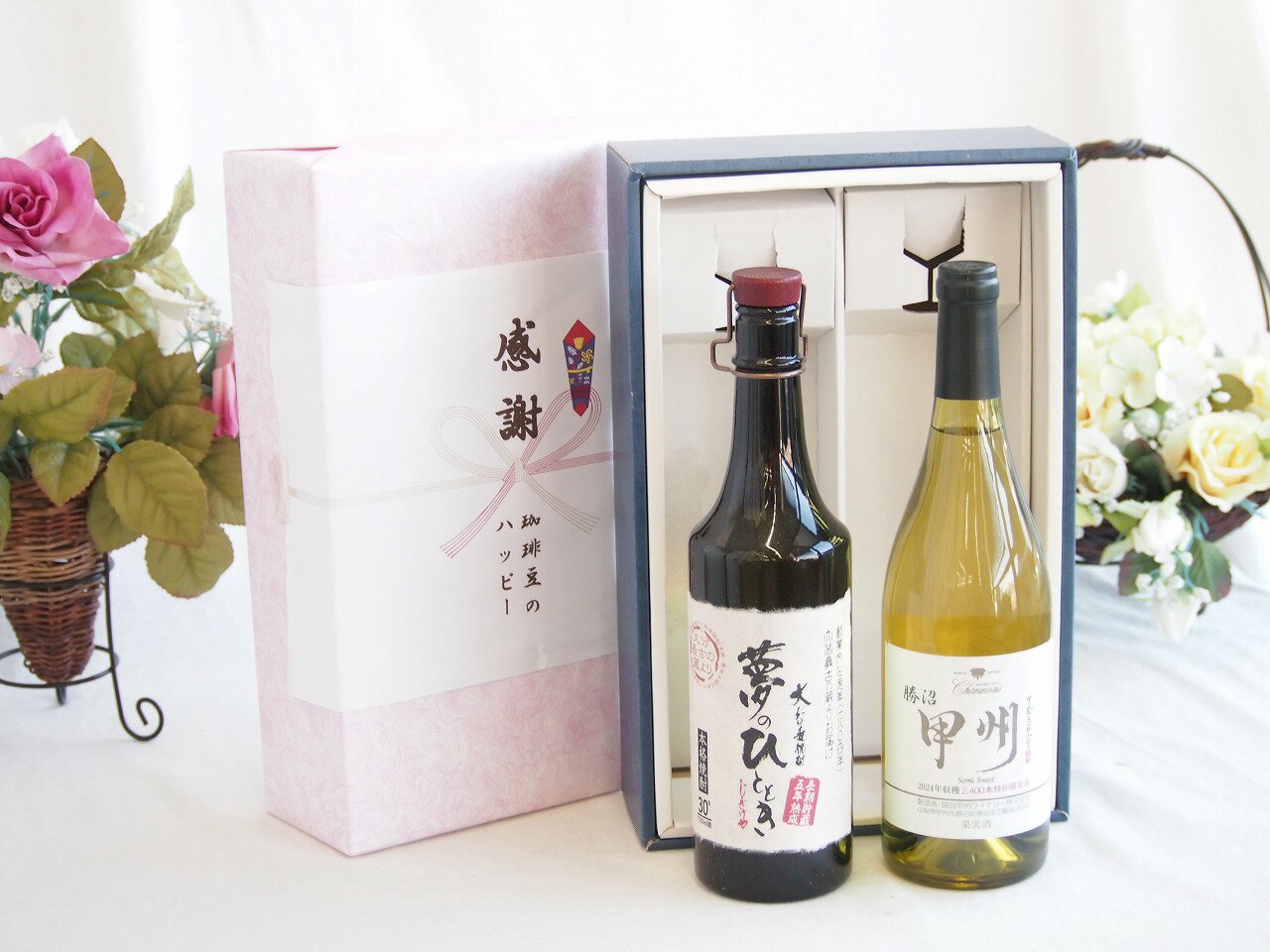 大分県の井上酒造が造る**「夢のひととき」は、名前の通り「夢のような心地よい時間」を愉しむために丹精込めて造られた、非常に贅沢な麦焼酎です。 このお酒の大きな特徴は、なんといっても**「5年という長い歳月をかけて熟成させている」**点にあります。 1. 最大の特徴：5年熟成による「まろやかさ」 通常の焼酎は数ヶ月?1年程度の貯蔵で出荷されることが多いですが、このお酒は5年間じっくりと寝かされています。 角が取れた味わい:** アルコール特有のツンとした刺激が消え、驚くほど口当たりが柔らかくなっています。 深いコク:** 長期熟成によって、麦本来の香ばしさと、とろりとした甘みが凝縮されています。 2. 産地と造り手のこだわり 大分県日田市:** 水の郷として知られる大分県日田市の「井上酒造」が製造しています。創業は1894年（明治27年）という老舗蔵元です。伝統の技:** 厳選された麦と、英彦山系の伏流水を使用し、熟練の職人が伝統的な技法で仕込んでいます。 3. おすすめの飲み方 熟成酒ならではの豊かな風味を損なわない飲み方がおすすめです。 ロック:** 氷が少しずつ溶けることで、香りの変化と熟成の甘みをじっくり堪能できます。 お湯割り:** 香りがふわっと立ち上がり、麦の香ばしさがより際立ちます。冬場には特におすすめです。 この「夢のひととき」は、ラベルの筆文字や高級感のあるボトルのデザインから、**父の日、敬老の日、誕生日などのギフト**としても非常に人気が高い銘柄です。 もし、ご自身で飲まれるのであれば、まずは「ロック」でひと口含んで、5年熟成ならではのトロッとした質感を試してみてはいかがでしょうか？ 5年熟成のまろやかさを一番に味わうなら、「クリームチーズにいぶりがっこを添えたもの」をぜひ試してみてください。和と洋の熟成感が、この焼酎のポテンシャルを最大限に引き出してくれます。 贈り物ギフトセット用として賜らせて頂きます。熨斗賜ります。（熨斗表書き例：お中元、お歳暮、内祝いなど 　　　お名前例：贈り物本舗じざけや）ギフトカードメッセージ賜ります。感謝の贈り物ボックス プレミアムな長期熟成麦焼酎と国産ワインセット(勝沼産 甲州 白ワイン やや甘口(山梨県)720ml夢のひととき長期貯蔵5年熟成麦焼酎(大分県)720ml