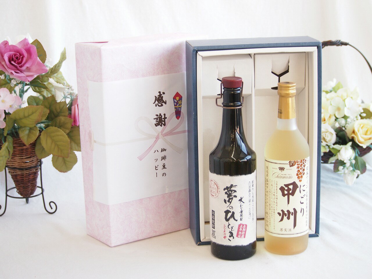 大分県の井上酒造が造る**「夢のひととき」は、名前の通り「夢のような心地よい時間」を愉しむために丹精込めて造られた、非常に贅沢な麦焼酎です。 このお酒の大きな特徴は、なんといっても**「5年という長い歳月をかけて熟成させている」**点にあります。 1. 最大の特徴：5年熟成による「まろやかさ」 通常の焼酎は数ヶ月?1年程度の貯蔵で出荷されることが多いですが、このお酒は5年間じっくりと寝かされています。 角が取れた味わい:** アルコール特有のツンとした刺激が消え、驚くほど口当たりが柔らかくなっています。 深いコク:** 長期熟成によって、麦本来の香ばしさと、とろりとした甘みが凝縮されています。 2. 産地と造り手のこだわり 大分県日田市:** 水の郷として知られる大分県日田市の「井上酒造」が製造しています。創業は1894年（明治27年）という老舗蔵元です。伝統の技:** 厳選された麦と、英彦山系の伏流水を使用し、熟練の職人が伝統的な技法で仕込んでいます。 3. おすすめの飲み方 熟成酒ならではの豊かな風味を損なわない飲み方がおすすめです。 ロック:** 氷が少しずつ溶けることで、香りの変化と熟成の甘みをじっくり堪能できます。 お湯割り:** 香りがふわっと立ち上がり、麦の香ばしさがより際立ちます。冬場には特におすすめです。 この「夢のひととき」は、ラベルの筆文字や高級感のあるボトルのデザインから、**父の日、敬老の日、誕生日などのギフト**としても非常に人気が高い銘柄です。 もし、ご自身で飲まれるのであれば、まずは「ロック」でひと口含んで、5年熟成ならではのトロッとした質感を試してみてはいかがでしょうか？ 5年熟成のまろやかさを一番に味わうなら、「クリームチーズにいぶりがっこを添えたもの」をぜひ試してみてください。和と洋の熟成感が、この焼酎のポテンシャルを最大限に引き出してくれます。 贈り物ギフトセット用として賜らせて頂きます。熨斗賜ります。（熨斗表書き例：お中元、お歳暮、内祝いなど 　　　お名前例：贈り物本舗じざけや）ギフトカードメッセージ賜ります。感謝の贈り物ボックス プレミアムな長期熟成麦焼酎と国産ワインセット(にごり甲州 白ワイン やや甘口(山梨県)720ml夢のひととき長期貯蔵5年熟成麦焼酎(大分県)720ml