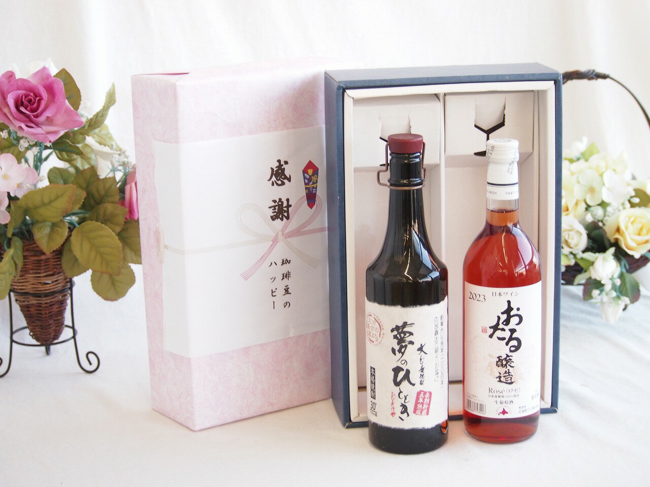 大分県の井上酒造が造る**「夢のひととき」は、名前の通り「夢のような心地よい時間」を愉しむために丹精込めて造られた、非常に贅沢な麦焼酎です。 このお酒の大きな特徴は、なんといっても**「5年という長い歳月をかけて熟成させている」**点にあります。 1. 最大の特徴：5年熟成による「まろやかさ」 通常の焼酎は数ヶ月?1年程度の貯蔵で出荷されることが多いですが、このお酒は5年間じっくりと寝かされています。 角が取れた味わい:** アルコール特有のツンとした刺激が消え、驚くほど口当たりが柔らかくなっています。 深いコク:** 長期熟成によって、麦本来の香ばしさと、とろりとした甘みが凝縮されています。 2. 産地と造り手のこだわり 大分県日田市:** 水の郷として知られる大分県日田市の「井上酒造」が製造しています。創業は1894年（明治27年）という老舗蔵元です。伝統の技:** 厳選された麦と、英彦山系の伏流水を使用し、熟練の職人が伝統的な技法で仕込んでいます。 3. おすすめの飲み方 熟成酒ならではの豊かな風味を損なわない飲み方がおすすめです。 ロック:** 氷が少しずつ溶けることで、香りの変化と熟成の甘みをじっくり堪能できます。 お湯割り:** 香りがふわっと立ち上がり、麦の香ばしさがより際立ちます。冬場には特におすすめです。 この「夢のひととき」は、ラベルの筆文字や高級感のあるボトルのデザインから、**父の日、敬老の日、誕生日などのギフト**としても非常に人気が高い銘柄です。 もし、ご自身で飲まれるのであれば、まずは「ロック」でひと口含んで、5年熟成ならではのトロッとした質感を試してみてはいかがでしょうか？ 5年熟成のまろやかさを一番に味わうなら、「クリームチーズにいぶりがっこを添えたもの」をぜひ試してみてください。和と洋の熟成感が、この焼酎のポテンシャルを最大限に引き出してくれます。 贈り物ギフトセット用として賜らせて頂きます。熨斗賜ります。（熨斗表書き例：お中元、お歳暮、内祝いなど 　　　お名前例：贈り物本舗じざけや）ギフトカードメッセージ賜ります。感謝の贈り物ボックス プレミアムな長期熟成麦焼酎と国産ワインセット(おたる醸造 ロゼワイン やや甘口(北海道)720ml夢のひととき長期貯蔵5年熟成麦焼酎(大分県)720ml