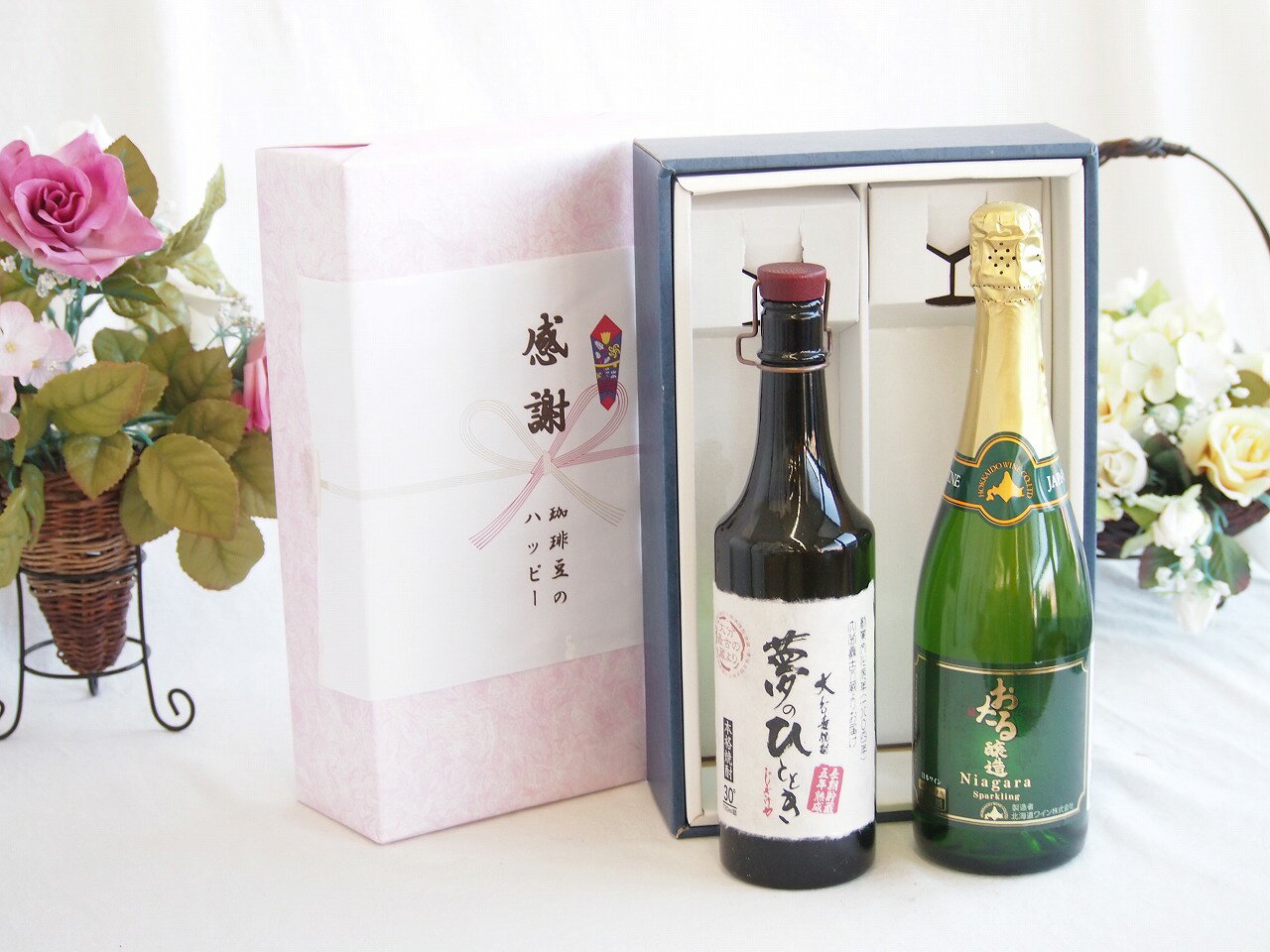 【最大2000円オフクーポン11日1:59迄】感謝の贈り物ボックス プレミアムな長期熟成麦焼酎と国産ワインセット(おたる醸造 ナイアガラス白パークリングワインやや甘口(北海道)720ml夢のひととき長期貯蔵5年熟成麦焼酎(大分県)720ml sake-gets-17498355 贈り物本舗じざけや パッケージ画像