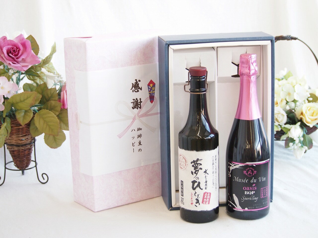 大分県の井上酒造が造る**「夢のひととき」は、名前の通り「夢のような心地よい時間」を愉しむために丹精込めて造られた、非常に贅沢な麦焼酎です。 このお酒の大きな特徴は、なんといっても**「5年という長い歳月をかけて熟成させている」**点にあります。 1. 最大の特徴：5年熟成による「まろやかさ」 通常の焼酎は数ヶ月?1年程度の貯蔵で出荷されることが多いですが、このお酒は5年間じっくりと寝かされています。 角が取れた味わい:** アルコール特有のツンとした刺激が消え、驚くほど口当たりが柔らかくなっています。 深いコク:** 長期熟成によって、麦本来の香ばしさと、とろりとした甘みが凝縮されています。 2. 産地と造り手のこだわり 大分県日田市:** 水の郷として知られる大分県日田市の「井上酒造」が製造しています。創業は1894年（明治27年）という老舗蔵元です。伝統の技:** 厳選された麦と、英彦山系の伏流水を使用し、熟練の職人が伝統的な技法で仕込んでいます。 3. おすすめの飲み方 熟成酒ならではの豊かな風味を損なわない飲み方がおすすめです。 ロック:** 氷が少しずつ溶けることで、香りの変化と熟成の甘みをじっくり堪能できます。 お湯割り:** 香りがふわっと立ち上がり、麦の香ばしさがより際立ちます。冬場には特におすすめです。 この「夢のひととき」は、ラベルの筆文字や高級感のあるボトルのデザインから、**父の日、敬老の日、誕生日などのギフト**としても非常に人気が高い銘柄です。 もし、ご自身で飲まれるのであれば、まずは「ロック」でひと口含んで、5年熟成ならではのトロッとした質感を試してみてはいかがでしょうか？ 5年熟成のまろやかさを一番に味わうなら、「クリームチーズにいぶりがっこを添えたもの」をぜひ試してみてください。和と洋の熟成感が、この焼酎のポテンシャルを最大限に引き出してくれます。 贈り物ギフトセット用として賜らせて頂きます。熨斗賜ります。（熨斗表書き例：お中元、お歳暮、内祝いなど 　　　お名前例：贈り物本舗じざけや）ギフトカードメッセージ賜ります。感謝の贈り物ボックス プレミアムな長期熟成麦焼酎と国産ワインセット(MdV オアシス ブラッククイーンピンクロゼスパークリングワイン辛口(長野県)750ml夢のひととき長期貯蔵5年熟成麦焼酎(大分県)720ml