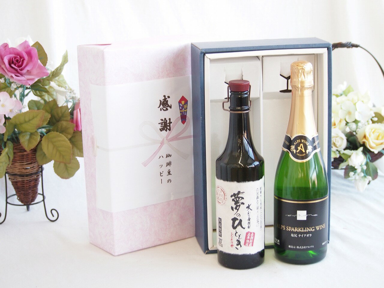 大分県の井上酒造が造る**「夢のひととき」は、名前の通り「夢のような心地よい時間」を愉しむために丹精込めて造られた、非常に贅沢な麦焼酎です。 このお酒の大きな特徴は、なんといっても**「5年という長い歳月をかけて熟成させている」**点にあります。 1. 最大の特徴：5年熟成による「まろやかさ」 通常の焼酎は数ヶ月?1年程度の貯蔵で出荷されることが多いですが、このお酒は5年間じっくりと寝かされています。 角が取れた味わい:** アルコール特有のツンとした刺激が消え、驚くほど口当たりが柔らかくなっています。 深いコク:** 長期熟成によって、麦本来の香ばしさと、とろりとした甘みが凝縮されています。 2. 産地と造り手のこだわり 大分県日田市:** 水の郷として知られる大分県日田市の「井上酒造」が製造しています。創業は1894年（明治27年）という老舗蔵元です。伝統の技:** 厳選された麦と、英彦山系の伏流水を使用し、熟練の職人が伝統的な技法で仕込んでいます。 3. おすすめの飲み方 熟成酒ならではの豊かな風味を損なわない飲み方がおすすめです。 ロック:** 氷が少しずつ溶けることで、香りの変化と熟成の甘みをじっくり堪能できます。 お湯割り:** 香りがふわっと立ち上がり、麦の香ばしさがより際立ちます。冬場には特におすすめです。 この「夢のひととき」は、ラベルの筆文字や高級感のあるボトルのデザインから、**父の日、敬老の日、誕生日などのギフト**としても非常に人気が高い銘柄です。 もし、ご自身で飲まれるのであれば、まずは「ロック」でひと口含んで、5年熟成ならではのトロッとした質感を試してみてはいかがでしょうか？ 5年熟成のまろやかさを一番に味わうなら、「クリームチーズにいぶりがっこを添えたもの」をぜひ試してみてください。和と洋の熟成感が、この焼酎のポテンシャルを最大限に引き出してくれます。 贈り物ギフトセット用として賜らせて頂きます。熨斗賜ります。（熨斗表書き例：お中元、お歳暮、内祝いなど 　　　お名前例：贈り物本舗じざけや）ギフトカードメッセージ賜ります。感謝の贈り物ボックス プレミアムな長期熟成麦焼酎と国産ワインセット(塩尻ナイアガラスパークリング白ワインやや甘口(長野県)720ml夢のひととき長期貯蔵5年熟成麦焼酎(大分県)720ml