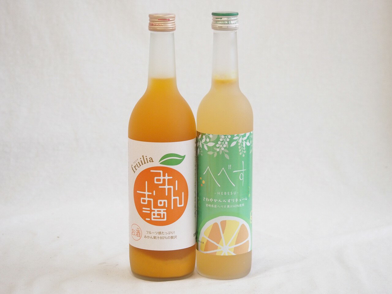 みかんのお酒は、みかんを使った果実酒の一種です。みかんの自然な甘みと酸味を生かした爽やかな味わいが特徴。愛知県の中埜酒造が手がける「國盛 みかんのお酒」は、みかんの果実感がたっぷり詰まったフルーツリキュールです。また、奈良県の梅乃宿酒造が手掛ける「あらごしみかん」は、日本酒をベースに国産の温州みかんをたっぷり使用したフルーティーなリキュールです。みかん酒の飲み方としては、冷やしてそのまま飲む、炭酸水で割る、ロックで楽しむなど、様々なアレンジが可能です。柑橘系のお酒特集 2本セット(みかんのお酒7度(愛知県) さわやかへべすリキュール14度(宮崎県)) 720ml×1本 500ml×1本