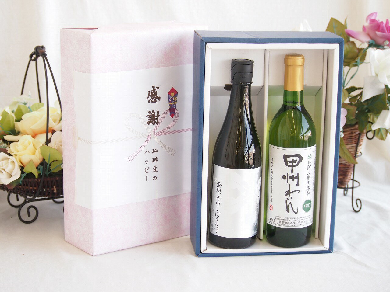 愛知県の盛田金しゃち酒造が手掛ける「金鯱（きんしゃち）冬のしぼりたて 純米大吟醸」 このお酒は、楽しみが詰まった一本です。 1. お酒の特徴と味わいフレッシュな新酒: 「しぼりたて」ならではの瑞々しさと、火入れ（加熱処理）をしていない（または回数を抑えた）ことによるフレッシュな口当たりが最大の特徴です。 香り: 純米大吟醸らしい、華やかでフルーティな吟醸香が楽しめます。 味わい: 地元の愛知県産酒造好適米**「夢吟香（ゆめぎんが）」を贅沢に50％まで磨いて使用。 お米のふくらみのある旨味がありつつ、しぼりたて特有のピリッとしたガス感やキレの良さを感じることができます。 2. 基本スペック項目内容酒造メーカー盛田金しゃち酒造（愛知県半田市）特定名称純米大吟醸原料米夢吟香（愛知県産）など精米歩合50%アルコール度数15?16度前後（シーズンにより微差あり）容量720ml 3. 美味しく飲むためのポイント温度帯: ぜひ「冷酒」で飲んでください。 温度が上がりすぎると、しぼりたて特有のフレッシュさがボヤけてしまうため、冷蔵庫でしっかり冷やして（5?10°C前後）からグラスに注ぐのがおすすめです。 ペアリング: 香りが良いので、白身のお刺身やカルパッチョ、あるいは愛知名物の「あさり」の酒蒸しなど、素材の味を活かした料理と相性抜群です。 贈り物ギフトセット用として賜らせて頂きます。 熨斗賜ります。（熨斗表書き例：お中元、お歳暮、内祝いなど 　　　お名前例：贈り物本舗じざけや） ギフトカードメッセージ賜ります。感謝の贈り物ボックス 洗練された贅沢日本酒純米大吟醸と国産ワインセット(蒼龍 酸化防止剤無添加 甲州わいん 中口(山梨県)720ml金鯱冬のしぼりたて純米大吟醸(愛知県)720ml