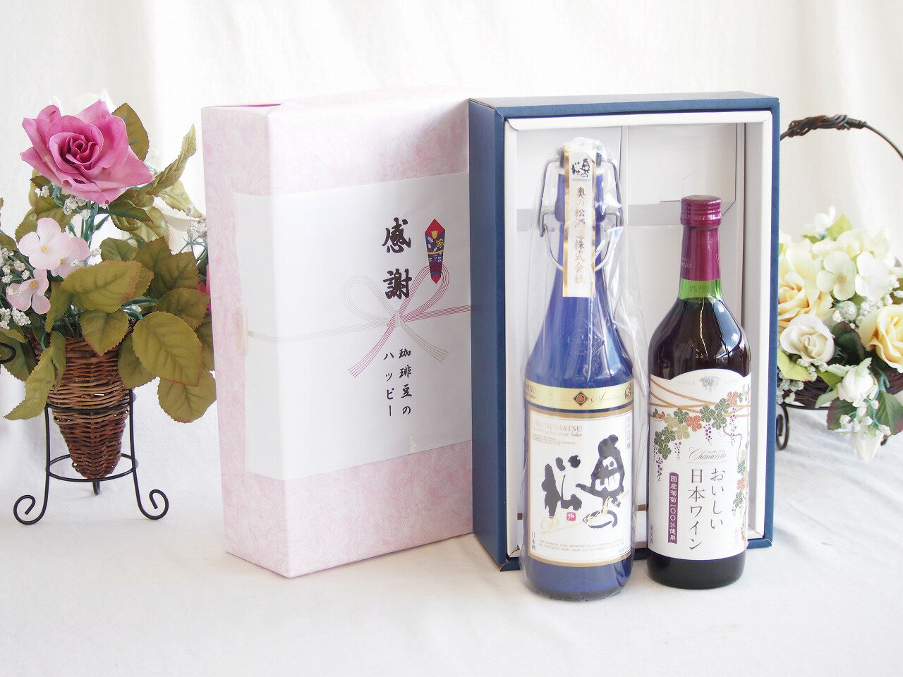 福島県二本松市の老舗蔵元「奥の松酒造」が造るスパークリング日本酒は、一言で言うと「日本酒の概念を覆す、シャンパンのような華やかさを持つお酒」です。 「F1の表彰台」で使われたシャンパンファイトの主役 奥の松のスパークリングを語る上で外せないのが、**F1日本グランプリの表彰台で採用されたという実績です。通常はシャンパンで行われるシャンパンファイトに、日本を代表するお酒として選ばれたことで「世界が認めた泡」として一躍有名になりました。 本格的な「瓶内二次発酵」 安価なスパークリング日本酒の中には、後から炭酸ガスを注入するものもありますが、奥の松（特に上位モデル）はシャンパンと同じ「瓶内二次発酵」という製法を採用しています。 泡の質:きめ細やかで、口の中でシュワシュワと優しく弾けます。 香り:純米大吟醸ならではのフルーティーな吟醸香が、泡と共に鼻へ抜けます。 味わいのバランス 日本酒特有の「お米の甘み」はしっかりありつつも、炭酸の刺激と程よい酸味があるため、後味は非常にスッキリしています。 甘み:べたつかない上品な甘さ。 アルコール度:11度前後と、通常の日本酒（15?16度）より低めで飲みやすい。 料理との相性:乾杯の一杯としてはもちろん、洋食やデザートとも驚くほど合います。 日本酒に馴染みがない方や、普段はワイン派という方へのプレゼントとしても「ハズさない」1本として非常に人気があります。 キンキンに冷やして、ぜひフルートグラス（シャンパングラス）で楽しんでみてください。 贈り物ギフトセット用として賜らせて頂きます。 熨斗賜ります。（熨斗表書き例：お中元、お歳暮、内祝いなど 　　　お名前例：贈り物本舗じざけや） ギフトカードメッセージ賜ります。感謝の贈り物ボックス スパークリング日本酒と国産ワインセット(国産葡萄100％使用 おいしい日本ワイン 赤ワイン 中口(山梨県)720ml奥の松純米大吟醸スパークリング720ml