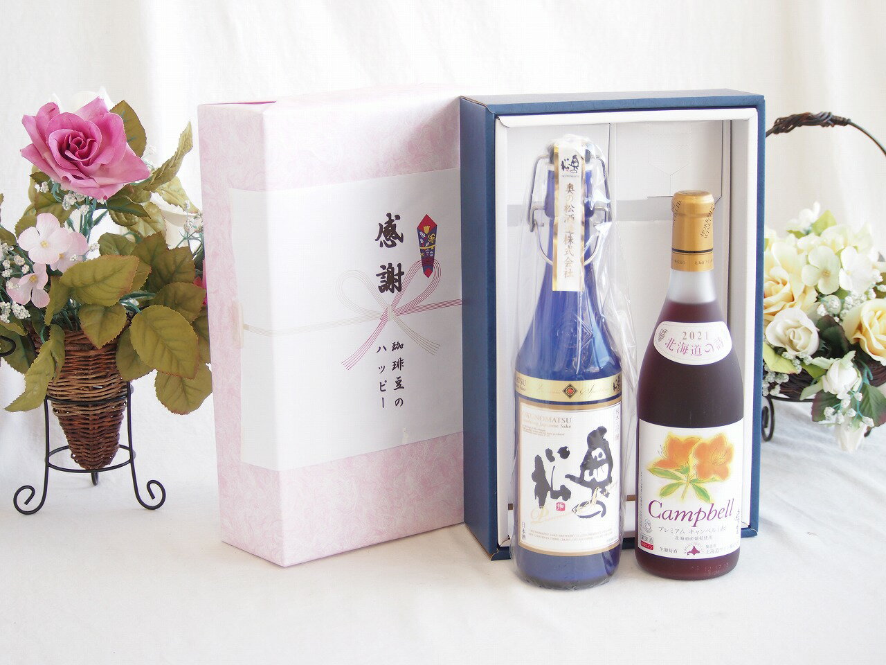 福島県二本松市の老舗蔵元「奥の松酒造」が造るスパークリング日本酒は、一言で言うと「日本酒の概念を覆す、シャンパンのような華やかさを持つお酒」です。 「F1の表彰台」で使われたシャンパンファイトの主役 奥の松のスパークリングを語る上で外せないのが、**F1日本グランプリの表彰台で採用されたという実績です。通常はシャンパンで行われるシャンパンファイトに、日本を代表するお酒として選ばれたことで「世界が認めた泡」として一躍有名になりました。 本格的な「瓶内二次発酵」 安価なスパークリング日本酒の中には、後から炭酸ガスを注入するものもありますが、奥の松（特に上位モデル）はシャンパンと同じ「瓶内二次発酵」という製法を採用しています。 泡の質:きめ細やかで、口の中でシュワシュワと優しく弾けます。 香り:純米大吟醸ならではのフルーティーな吟醸香が、泡と共に鼻へ抜けます。 味わいのバランス 日本酒特有の「お米の甘み」はしっかりありつつも、炭酸の刺激と程よい酸味があるため、後味は非常にスッキリしています。 甘み:べたつかない上品な甘さ。 アルコール度:11度前後と、通常の日本酒（15?16度）より低めで飲みやすい。 料理との相性:乾杯の一杯としてはもちろん、洋食やデザートとも驚くほど合います。 日本酒に馴染みがない方や、普段はワイン派という方へのプレゼントとしても「ハズさない」1本として非常に人気があります。 キンキンに冷やして、ぜひフルートグラス（シャンパングラス）で楽しんでみてください。 贈り物ギフトセット用として賜らせて頂きます。 熨斗賜ります。（熨斗表書き例：お中元、お歳暮、内祝いなど 　　　お名前例：贈り物本舗じざけや） ギフトカードメッセージ賜ります。感謝の贈り物ボックス スパークリング日本酒と国産ワインセット(北海道の詩 プレミアムキャンベル赤ワイン 甘口(北海道)720ml奥の松純米大吟醸スパークリング720ml