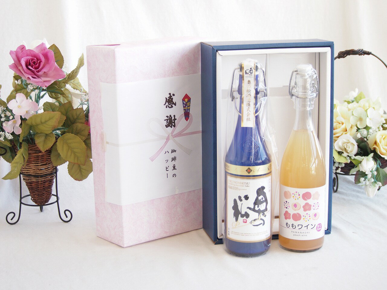 福島県二本松市の老舗蔵元「奥の松酒造」が造るスパークリング日本酒は、一言で言うと「日本酒の概念を覆す、シャンパンのような華やかさを持つお酒」です。 「F1の表彰台」で使われたシャンパンファイトの主役 奥の松のスパークリングを語る上で外せないのが、**F1日本グランプリの表彰台で採用されたという実績です。通常はシャンパンで行われるシャンパンファイトに、日本を代表するお酒として選ばれたことで「世界が認めた泡」として一躍有名になりました。 本格的な「瓶内二次発酵」 安価なスパークリング日本酒の中には、後から炭酸ガスを注入するものもありますが、奥の松（特に上位モデル）はシャンパンと同じ「瓶内二次発酵」という製法を採用しています。 泡の質:きめ細やかで、口の中でシュワシュワと優しく弾けます。 香り:純米大吟醸ならではのフルーティーな吟醸香が、泡と共に鼻へ抜けます。 味わいのバランス 日本酒特有の「お米の甘み」はしっかりありつつも、炭酸の刺激と程よい酸味があるため、後味は非常にスッキリしています。 甘み:べたつかない上品な甘さ。 アルコール度:11度前後と、通常の日本酒（15?16度）より低めで飲みやすい。 料理との相性:乾杯の一杯としてはもちろん、洋食やデザートとも驚くほど合います。 日本酒に馴染みがない方や、普段はワイン派という方へのプレゼントとしても「ハズさない」1本として非常に人気があります。 キンキンに冷やして、ぜひフルートグラス（シャンパングラス）で楽しんでみてください。 贈り物ギフトセット用として賜らせて頂きます。 熨斗賜ります。（熨斗表書き例：お中元、お歳暮、内祝いなど 　　　お名前例：贈り物本舗じざけや） ギフトカードメッセージ賜ります。感謝の贈り物ボックス スパークリング日本酒と国産ワインセット(山梨県産無濾過ももワイン 甘口(山梨県産)720ml奥の松純米大吟醸スパークリング720ml