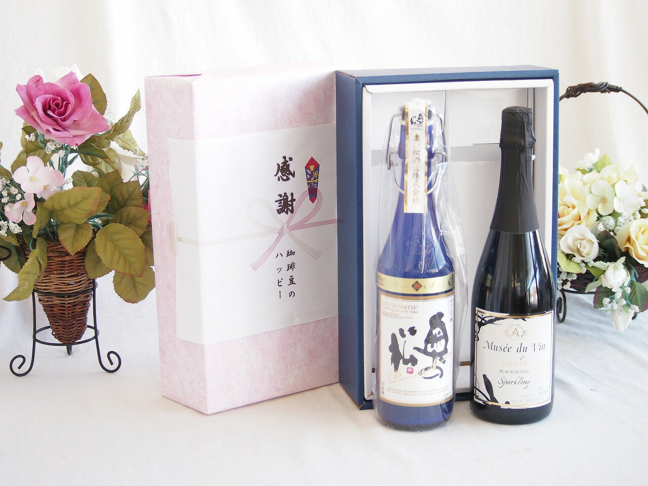 福島県二本松市の老舗蔵元「奥の松酒造」が造るスパークリング日本酒は、一言で言うと「日本酒の概念を覆す、シャンパンのような華やかさを持つお酒」です。 「F1の表彰台」で使われたシャンパンファイトの主役 奥の松のスパークリングを語る上で外せないのが、**F1日本グランプリの表彰台で採用されたという実績です。通常はシャンパンで行われるシャンパンファイトに、日本を代表するお酒として選ばれたことで「世界が認めた泡」として一躍有名になりました。 本格的な「瓶内二次発酵」 安価なスパークリング日本酒の中には、後から炭酸ガスを注入するものもありますが、奥の松（特に上位モデル）はシャンパンと同じ「瓶内二次発酵」という製法を採用しています。 泡の質:きめ細やかで、口の中でシュワシュワと優しく弾けます。 香り:純米大吟醸ならではのフルーティーな吟醸香が、泡と共に鼻へ抜けます。 味わいのバランス 日本酒特有の「お米の甘み」はしっかりありつつも、炭酸の刺激と程よい酸味があるため、後味は非常にスッキリしています。 甘み:べたつかない上品な甘さ。 アルコール度:11度前後と、通常の日本酒（15?16度）より低めで飲みやすい。 料理との相性:乾杯の一杯としてはもちろん、洋食やデザートとも驚くほど合います。 日本酒に馴染みがない方や、普段はワイン派という方へのプレゼントとしても「ハズさない」1本として非常に人気があります。 キンキンに冷やして、ぜひフルートグラス（シャンパングラス）で楽しんでみてください。 贈り物ギフトセット用として賜らせて頂きます。 熨斗賜ります。（熨斗表書き例：お中元、お歳暮、内祝いなど 　　　お名前例：贈り物本舗じざけや） ギフトカードメッセージ賜ります。感謝の贈り物ボックス スパークリング日本酒と国産ワインセット(MdV オアシス ブラッククイーン白スパークリングワイン辛口(長野県)750ml奥の松純米大吟醸スパークリング720ml