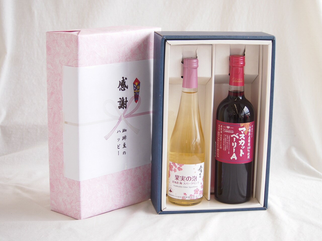 「梅酒」とは作り方が全く違う点にあります。 ### ?? 「梅酒」ではなく「梅のワイン」 普通の梅酒は、焼酎やホワイトリカーに梅を「漬け込んで」作りますが、このワインは**梅の果汁そのものを「発酵」させて**作られています。 * **味わい：** 梅酒特有のベタつくような甘さがなく、驚くほどスッキリしています。 * **香り：** 北海道産の「豊後梅（ぶんごうめ）」という大粒で香りの強い品種を100%使用しており、グラスに注ぐと梅の花のような上品で華やかな香りが広がります。 * **酸味：** 梅本来のシャープな酸味が効いているので、後味がとても爽やかです。 ### ?? おすすめの楽しみ方 梅の酸味がしっかりしているので、実はお食事との相性が抜群です。 * **ペアリング：** * **和食：** 焼き鳥（塩）、白身魚の天ぷら、お寿司。 * **中華：** 脂の乗った餃子や春巻き（梅の酸味が口の中をリセットしてくれます）。 * **温度：** リンゴ同様、キンキンに冷やして飲むのが正解です。氷を入れてロックにしても香りが負けません。 **こんな人におすすめ：** 「甘すぎるお酒は苦手だけど、梅の香りは好き」「食事と一緒に楽しめるフルーツワインを探している」という方にぴったりです。 熨斗賜ります。（熨斗表書き例：お中元、お歳暮、内祝いなど お名前例：贈り物本舗じざけや） ギフトカードメッセージ賜ります。感謝の贈り物ボックス梅スパークリングと国産ワインセット(山梨県産葡萄100％使用 マスカットベーリーA赤ワイン ライトボディ(山梨県)720ml果実の泡 北海道梅スパークリング500ml