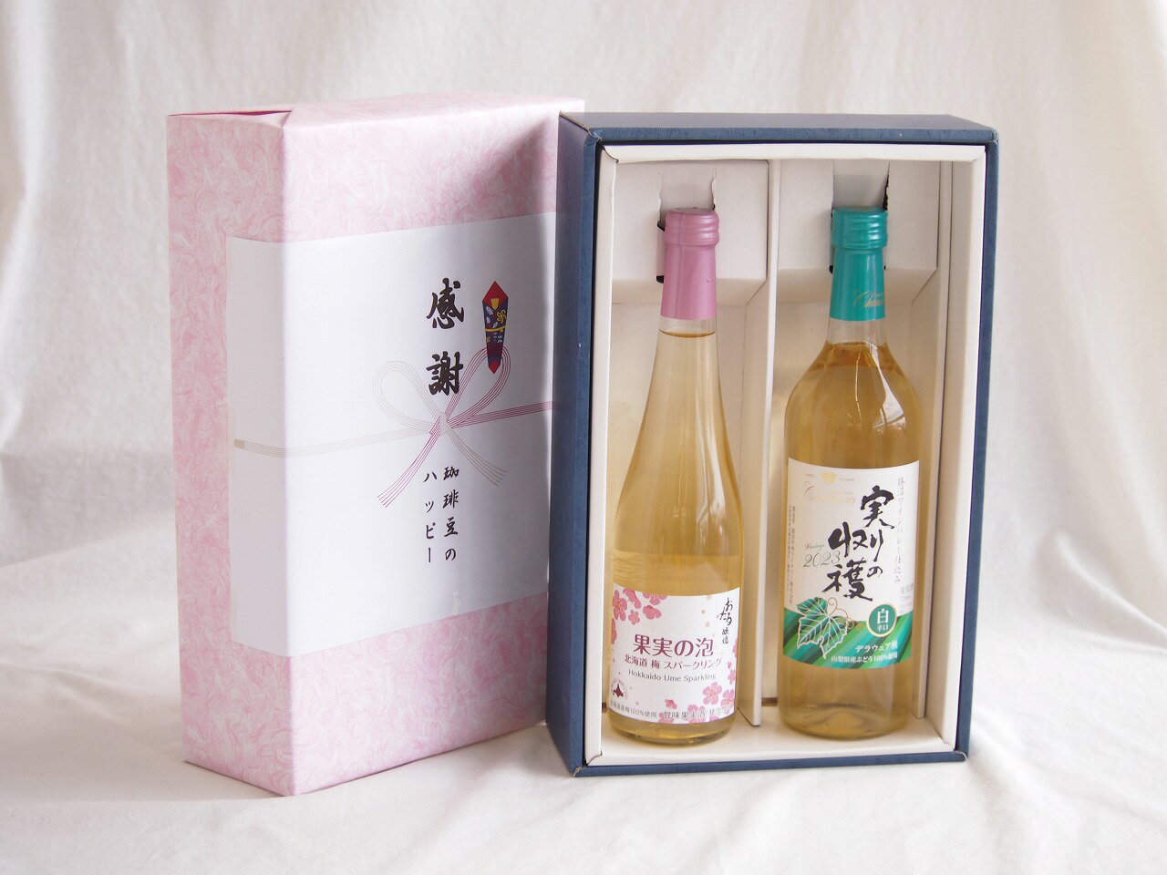 「梅酒」とは作り方が全く違う点にあります。 ### ?? 「梅酒」ではなく「梅のワイン」 普通の梅酒は、焼酎やホワイトリカーに梅を「漬け込んで」作りますが、このワインは**梅の果汁そのものを「発酵」させて**作られています。 * **味わい：** 梅酒特有のベタつくような甘さがなく、驚くほどスッキリしています。 * **香り：** 北海道産の「豊後梅（ぶんごうめ）」という大粒で香りの強い品種を100%使用しており、グラスに注ぐと梅の花のような上品で華やかな香りが広がります。 * **酸味：** 梅本来のシャープな酸味が効いているので、後味がとても爽やかです。 ### ?? おすすめの楽しみ方 梅の酸味がしっかりしているので、実はお食事との相性が抜群です。 * **ペアリング：** * **和食：** 焼き鳥（塩）、白身魚の天ぷら、お寿司。 * **中華：** 脂の乗った餃子や春巻き（梅の酸味が口の中をリセットしてくれます）。 * **温度：** リンゴ同様、キンキンに冷やして飲むのが正解です。氷を入れてロックにしても香りが負けません。 **こんな人におすすめ：** 「甘すぎるお酒は苦手だけど、梅の香りは好き」「食事と一緒に楽しめるフルーツワインを探している」という方にぴったりです。 熨斗賜ります。（熨斗表書き例：お中元、お歳暮、内祝いなど お名前例：贈り物本舗じざけや） ギフトカードメッセージ賜ります。感謝の贈り物ボックス梅スパークリングと国産ワインセット(実りの収穫 白辛口ワイン 辛口(山梨県)720ml果実の泡 北海道梅スパークリング500ml