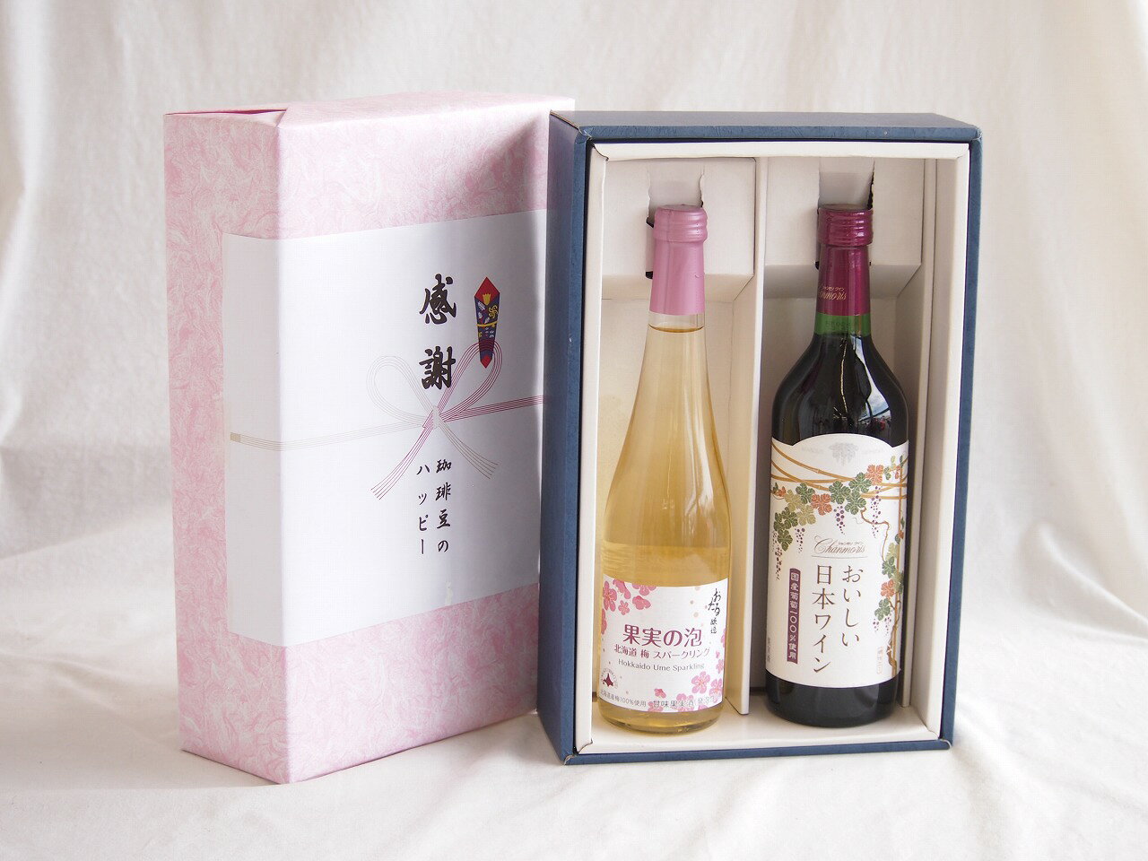 「梅酒」とは作り方が全く違う点にあります。 ### ?? 「梅酒」ではなく「梅のワイン」 普通の梅酒は、焼酎やホワイトリカーに梅を「漬け込んで」作りますが、このワインは**梅の果汁そのものを「発酵」させて**作られています。 * **味わい：** 梅酒特有のベタつくような甘さがなく、驚くほどスッキリしています。 * **香り：** 北海道産の「豊後梅（ぶんごうめ）」という大粒で香りの強い品種を100%使用しており、グラスに注ぐと梅の花のような上品で華やかな香りが広がります。 * **酸味：** 梅本来のシャープな酸味が効いているので、後味がとても爽やかです。 ### ?? おすすめの楽しみ方 梅の酸味がしっかりしているので、実はお食事との相性が抜群です。 * **ペアリング：** * **和食：** 焼き鳥（塩）、白身魚の天ぷら、お寿司。 * **中華：** 脂の乗った餃子や春巻き（梅の酸味が口の中をリセットしてくれます）。 * **温度：** リンゴ同様、キンキンに冷やして飲むのが正解です。氷を入れてロックにしても香りが負けません。 **こんな人におすすめ：** 「甘すぎるお酒は苦手だけど、梅の香りは好き」「食事と一緒に楽しめるフルーツワインを探している」という方にぴったりです。 熨斗賜ります。（熨斗表書き例：お中元、お歳暮、内祝いなど お名前例：贈り物本舗じざけや） ギフトカードメッセージ賜ります。感謝の贈り物ボックス梅スパークリングと国産ワインセット(国産葡萄100％使用 おいしい日本ワイン 赤ワイン 中口(山梨県)720ml果実の泡 北海道梅スパークリング500ml