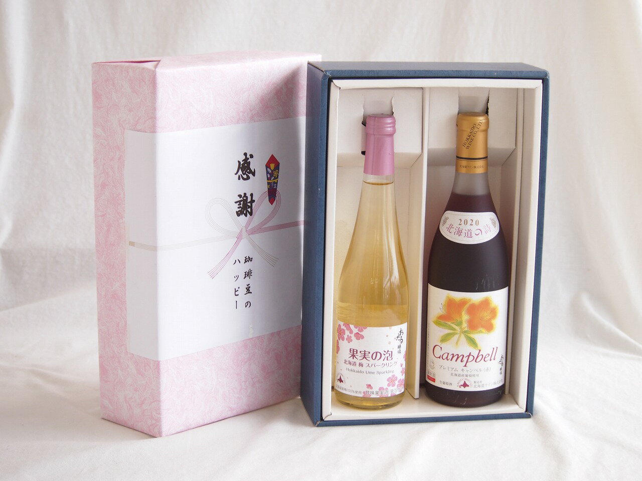 「梅酒」とは作り方が全く違う点にあります。 ### ?? 「梅酒」ではなく「梅のワイン」 普通の梅酒は、焼酎やホワイトリカーに梅を「漬け込んで」作りますが、このワインは**梅の果汁そのものを「発酵」させて**作られています。 * **味わい：** 梅酒特有のベタつくような甘さがなく、驚くほどスッキリしています。 * **香り：** 北海道産の「豊後梅（ぶんごうめ）」という大粒で香りの強い品種を100%使用しており、グラスに注ぐと梅の花のような上品で華やかな香りが広がります。 * **酸味：** 梅本来のシャープな酸味が効いているので、後味がとても爽やかです。 ### ?? おすすめの楽しみ方 梅の酸味がしっかりしているので、実はお食事との相性が抜群です。 * **ペアリング：** * **和食：** 焼き鳥（塩）、白身魚の天ぷら、お寿司。 * **中華：** 脂の乗った餃子や春巻き（梅の酸味が口の中をリセットしてくれます）。 * **温度：** リンゴ同様、キンキンに冷やして飲むのが正解です。氷を入れてロックにしても香りが負けません。 **こんな人におすすめ：** 「甘すぎるお酒は苦手だけど、梅の香りは好き」「食事と一緒に楽しめるフルーツワインを探している」という方にぴったりです。 熨斗賜ります。（熨斗表書き例：お中元、お歳暮、内祝いなど お名前例：贈り物本舗じざけや） ギフトカードメッセージ賜ります。感謝の贈り物ボックス梅スパークリングと国産ワインセット(北海道の詩 プレミアムキャンベル赤ワイン 甘口(北海道)720ml果実の泡 北海道梅スパークリング500ml