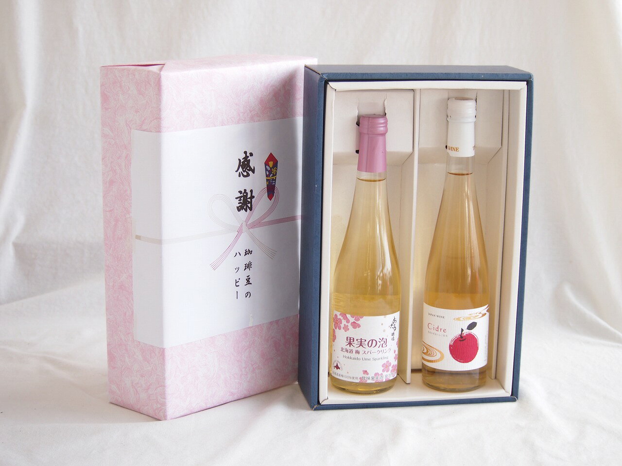 「梅酒」とは作り方が全く違う点にあります。 ### ?? 「梅酒」ではなく「梅のワイン」 普通の梅酒は、焼酎やホワイトリカーに梅を「漬け込んで」作りますが、このワインは**梅の果汁そのものを「発酵」させて**作られています。 * **味わい：** 梅酒特有のベタつくような甘さがなく、驚くほどスッキリしています。 * **香り：** 北海道産の「豊後梅（ぶんごうめ）」という大粒で香りの強い品種を100%使用しており、グラスに注ぐと梅の花のような上品で華やかな香りが広がります。 * **酸味：** 梅本来のシャープな酸味が効いているので、後味がとても爽やかです。 ### ?? おすすめの楽しみ方 梅の酸味がしっかりしているので、実はお食事との相性が抜群です。 * **ペアリング：** * **和食：** 焼き鳥（塩）、白身魚の天ぷら、お寿司。 * **中華：** 脂の乗った餃子や春巻き（梅の酸味が口の中をリセットしてくれます）。 * **温度：** リンゴ同様、キンキンに冷やして飲むのが正解です。氷を入れてロックにしても香りが負けません。 **こんな人におすすめ：** 「甘すぎるお酒は苦手だけど、梅の香りは好き」「食事と一緒に楽しめるフルーツワインを探している」という方にぴったりです。 熨斗賜ります。（熨斗表書き例：お中元、お歳暮、内祝いなど お名前例：贈り物本舗じざけや） ギフトカードメッセージ賜ります。感謝の贈り物ボックス梅スパークリングと国産ワインセット(青森弘前産りんご使用 シードルワインやや甘口(京都府)500ml果実の泡 北海道梅スパークリング500ml