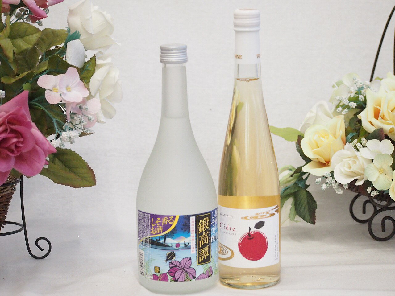 この焼酎は、北海道白糠町で特別に栽培された香り高い赤しそを使用しています。しその華やかな香りと爽やかな風味が特徴で、焼酎初心者から通から幅広く支持されています。感謝の贈り物ボックス 紫蘇香り引き立つ鍛高譚と国産ワインセット(青森弘前産りんご...