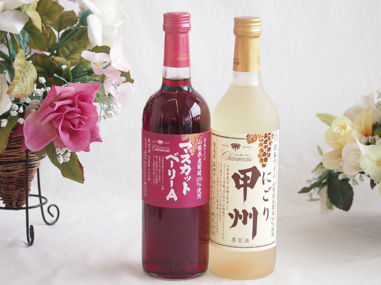 山梨県産のマスカット・ベーリーA種を使用したワインは、日本のワイン愛好家に非常に人気があります。このブドウ品種は、昭和初期に交配によって生まれた日本固有の品種で、特に山梨県で広く栽培されています。香り: ラズベリーやイチゴなどの赤い果実のフ...