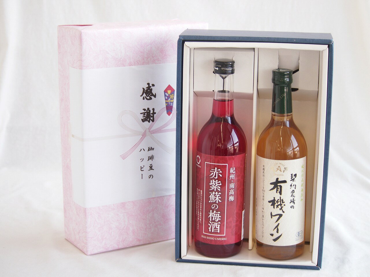 赤紫蘇梅酒は、紀州の南高梅と赤紫蘇を組み合わせた独特の梅酒です。鮮やかなルビー色が特徴で、赤紫蘇の爽やかな香りが南高梅の旨みと絶妙にマッチしています。その味わいは食事と一緒に楽しむのにぴったりで、香りと色合いが特別な雰囲気を作り出してくれますよ。熨斗賜ります。（熨斗表書き例：お中元、お歳暮、内祝いなど 　　お名前例：贈り物本舗じざけや）ギフトカードメッセージ賜ります。感謝の贈り物ボックス 絶妙に融合した緑茶の梅酒と酸化防止剤無添加ワインセット(酸化防止剤無添加 契約農場の有機白ワイン やや甘口(長野県)720ml和歌山県中野BC緑茶の梅酒12度 720ml