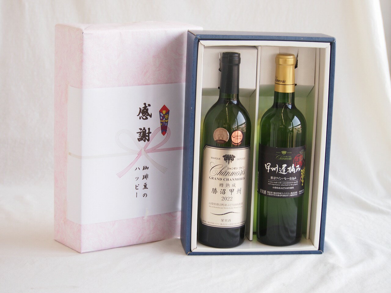 「グランシャンモリ 樽熟成 勝沼甲州」は、山梨県甲州市勝沼町産の甲州ぶどうを100%使用した辛口の白ワインです。オーク樽で熟成させており、果実の豊かな味わいと樽香が絶妙に調和しています。香りには、熟した梨やバナナ、青りんごのニュアンスがあり...