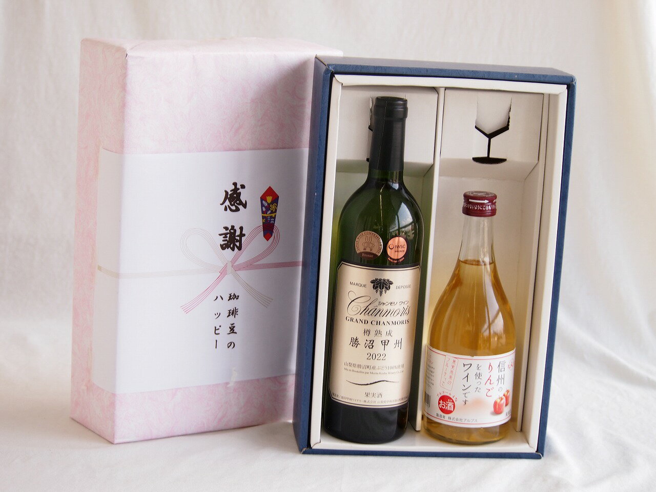 「グランシャンモリ 樽熟成 勝沼甲州」は、山梨県甲州市勝沼町産の甲州ぶどうを100%使用した辛口の白ワインです。オーク樽で熟成させており、果実の豊かな味わいと樽香が絶妙に調和しています。香りには、熟した梨やバナナ、青りんごのニュアンスがあり...