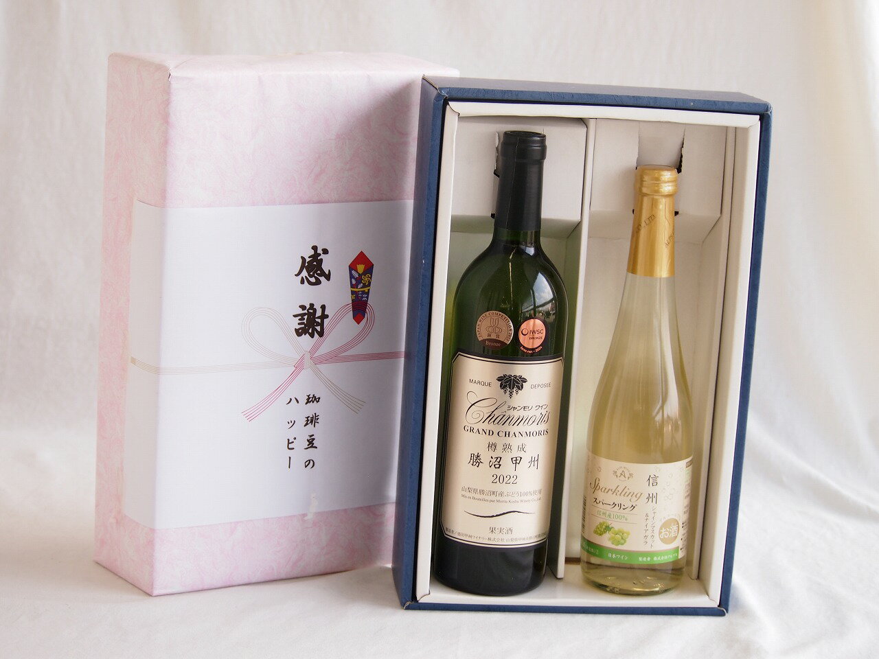 「グランシャンモリ 樽熟成 勝沼甲州」は、山梨県甲州市勝沼町産の甲州ぶどうを100%使用した辛口の白ワインです。オーク樽で熟成させており、果実の豊かな味わいと樽香が絶妙に調和しています。香りには、熟した梨やバナナ、青りんごのニュアンスがあり...