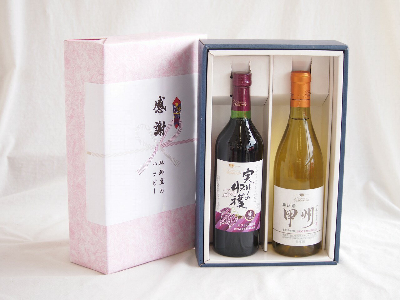 「シャンモリ 実りの収穫 甘口赤ワイン」は、コンコード種を使用したライトボディの赤ワインで、アルコール度数は10％と控えめです。密閉タンク内でぶどうを潰さず発酵させる「マセラシオン・カルボニック法」で醸造され、鮮やかなルビー色とフレッシュで...