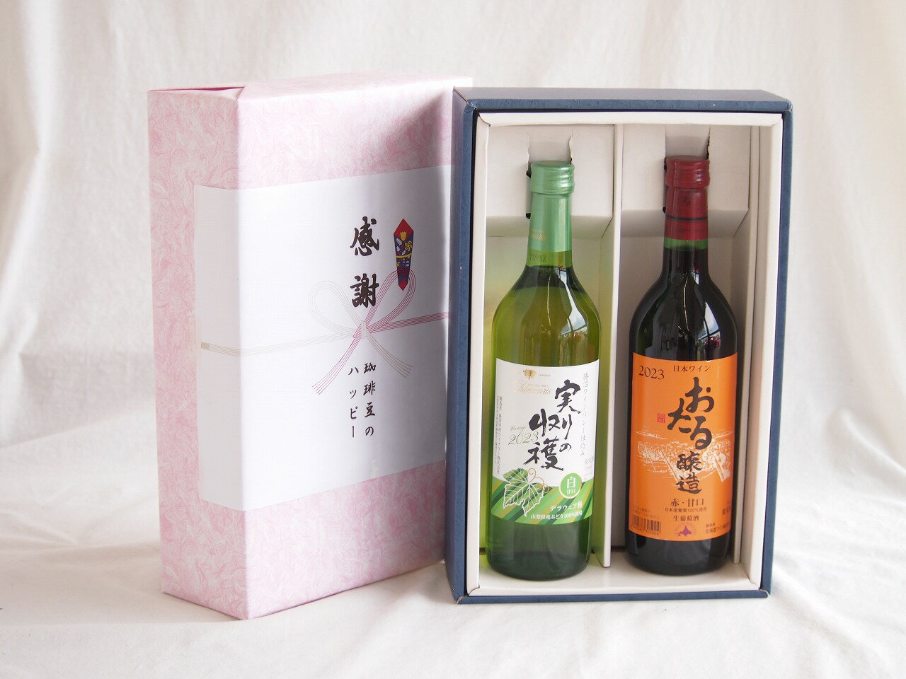 「シャンモリ 実りの収穫 白甘口」は、山梨県産のデラウェア種ぶどうを使用したフレッシュでフルーティーな甘口ワインです。その際立つ果実の甘みは、天然の有機酸と調和しており、飲み心地がとても優しいです。 また、アルコール度数は9%と控えめで、初...