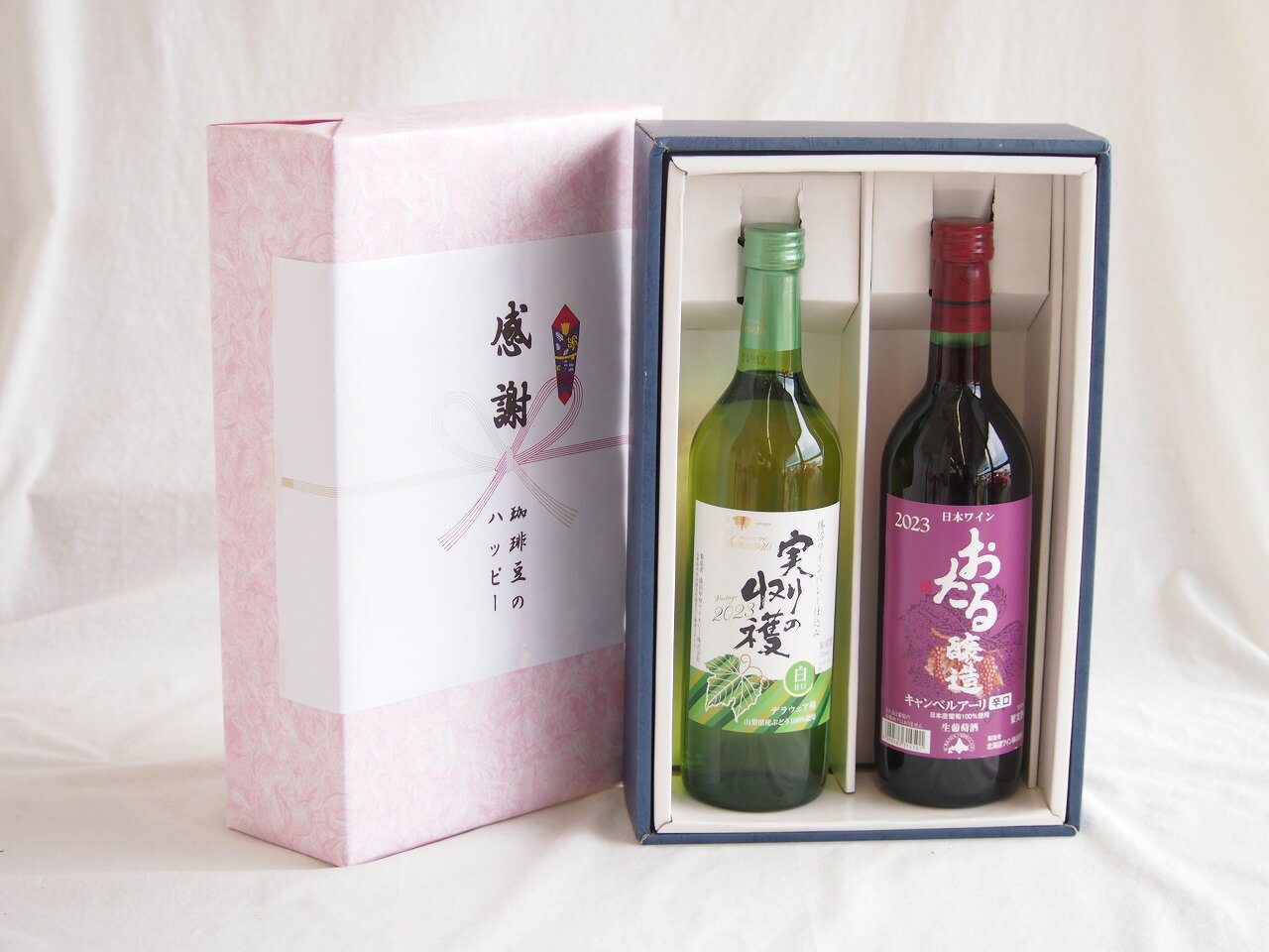 「シャンモリ 実りの収穫 白甘口」は、山梨県産のデラウェア種ぶどうを使用したフレッシュでフルーティーな甘口ワインです。その際立つ果実の甘みは、天然の有機酸と調和しており、飲み心地がとても優しいです。 また、アルコール度数は9%と控えめで、初...