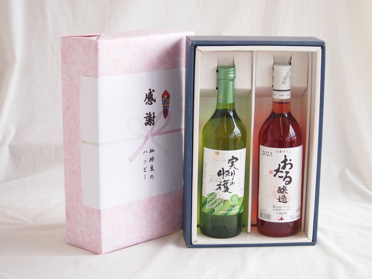 「シャンモリ 実りの収穫 白甘口」は、山梨県産のデラウェア種ぶどうを使用したフレッシュでフルーティーな甘口ワインです。その際立つ果実の甘みは、天然の有機酸と調和しており、飲み心地がとても優しいです。 また、アルコール度数は9%と控えめで、初...