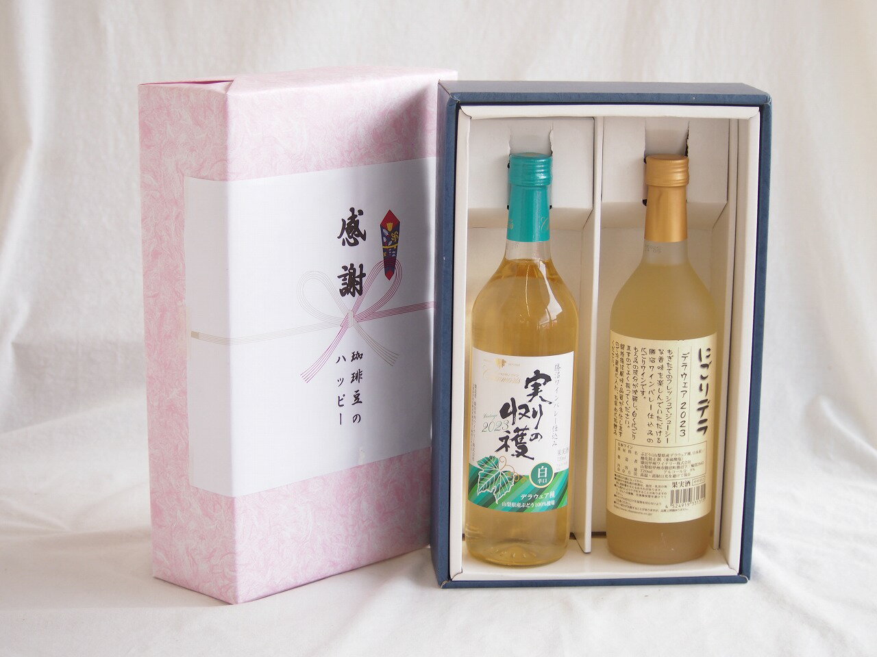 「シャンモリ 実りの収穫 白ワイン」は、山梨県のデラウェア種のぶどうを使用した辛口の白ワインで、そのすっきりとした飲み口が大きな魅力です。摘みたてのぶどうのフレッシュな香りと、天然の有機酸によるシャープな酸味が楽しめる一本です。このワインは...