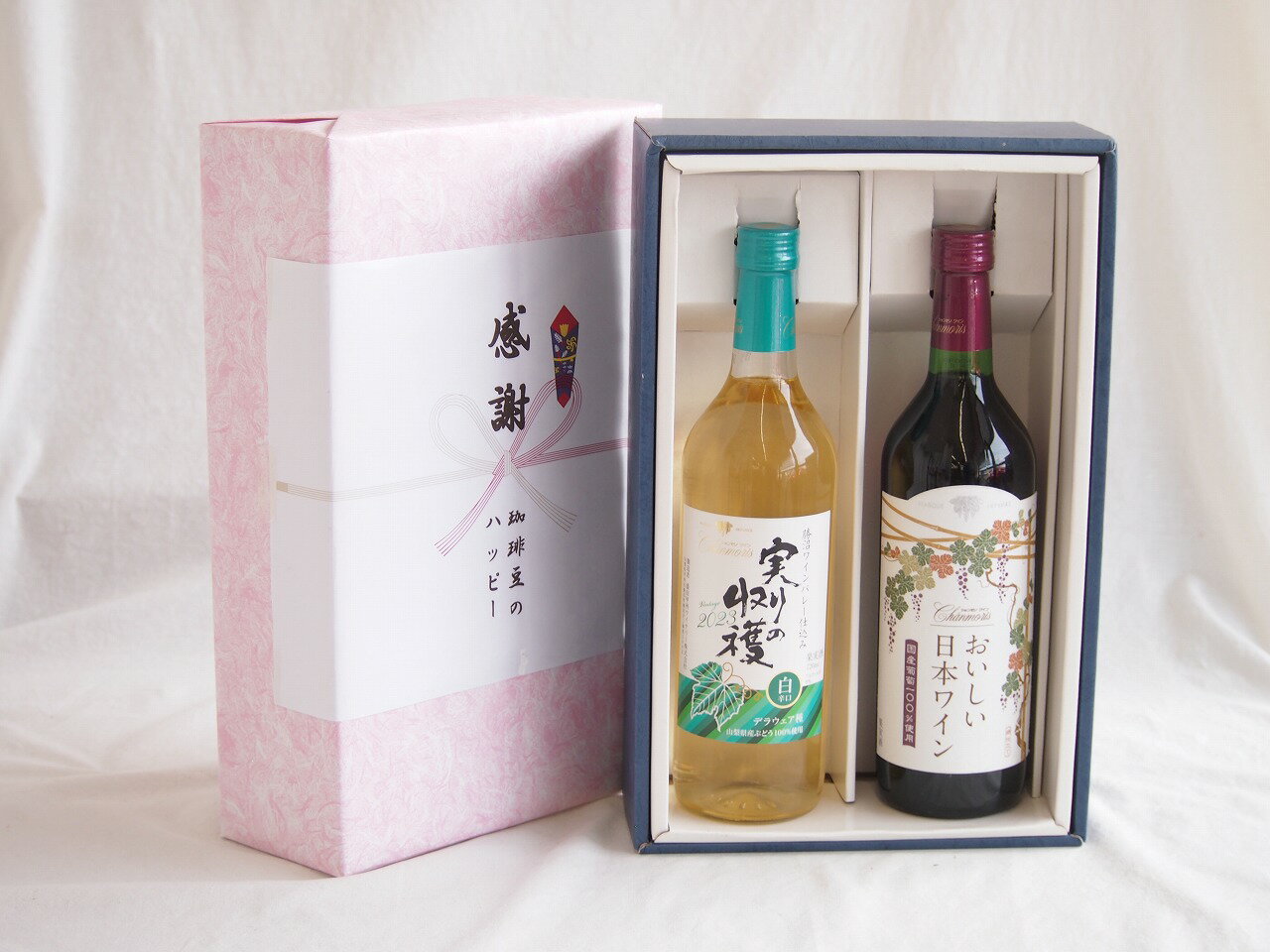 「シャンモリ 実りの収穫 白ワイン」は、山梨県のデラウェア種のぶどうを使用した辛口の白ワインで、そのすっきりとした飲み口が大きな魅力です。摘みたてのぶどうのフレッシュな香りと、天然の有機酸によるシャープな酸味が楽しめる一本です。このワインは...