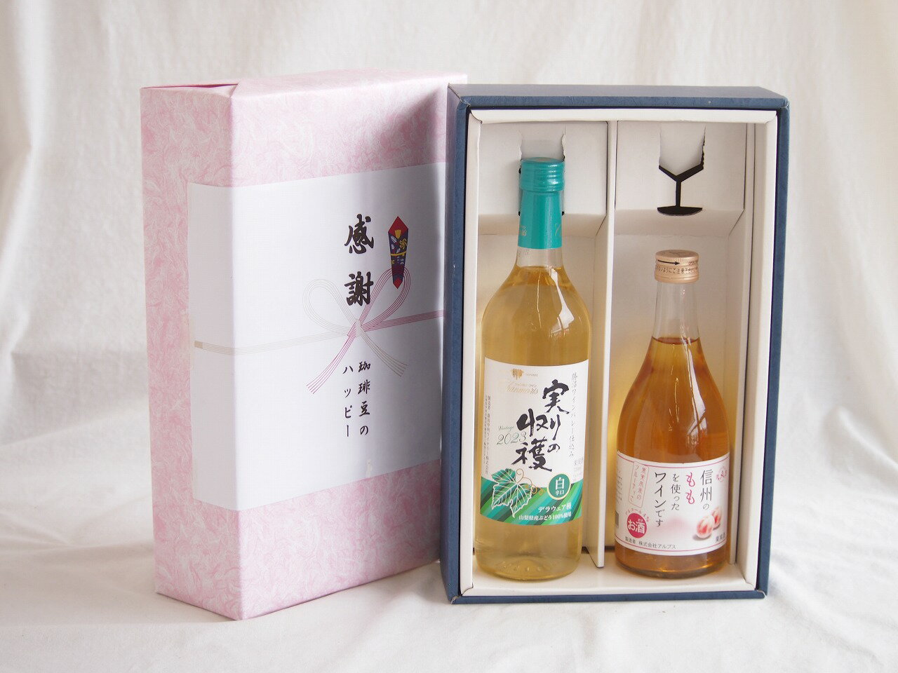 「シャンモリ 実りの収穫 白ワイン」は、山梨県のデラウェア種のぶどうを使用した辛口の白ワインで、そのすっきりとした飲み口が大きな魅力です。摘みたてのぶどうのフレッシュな香りと、天然の有機酸によるシャープな酸味が楽しめる一本です。このワインは...