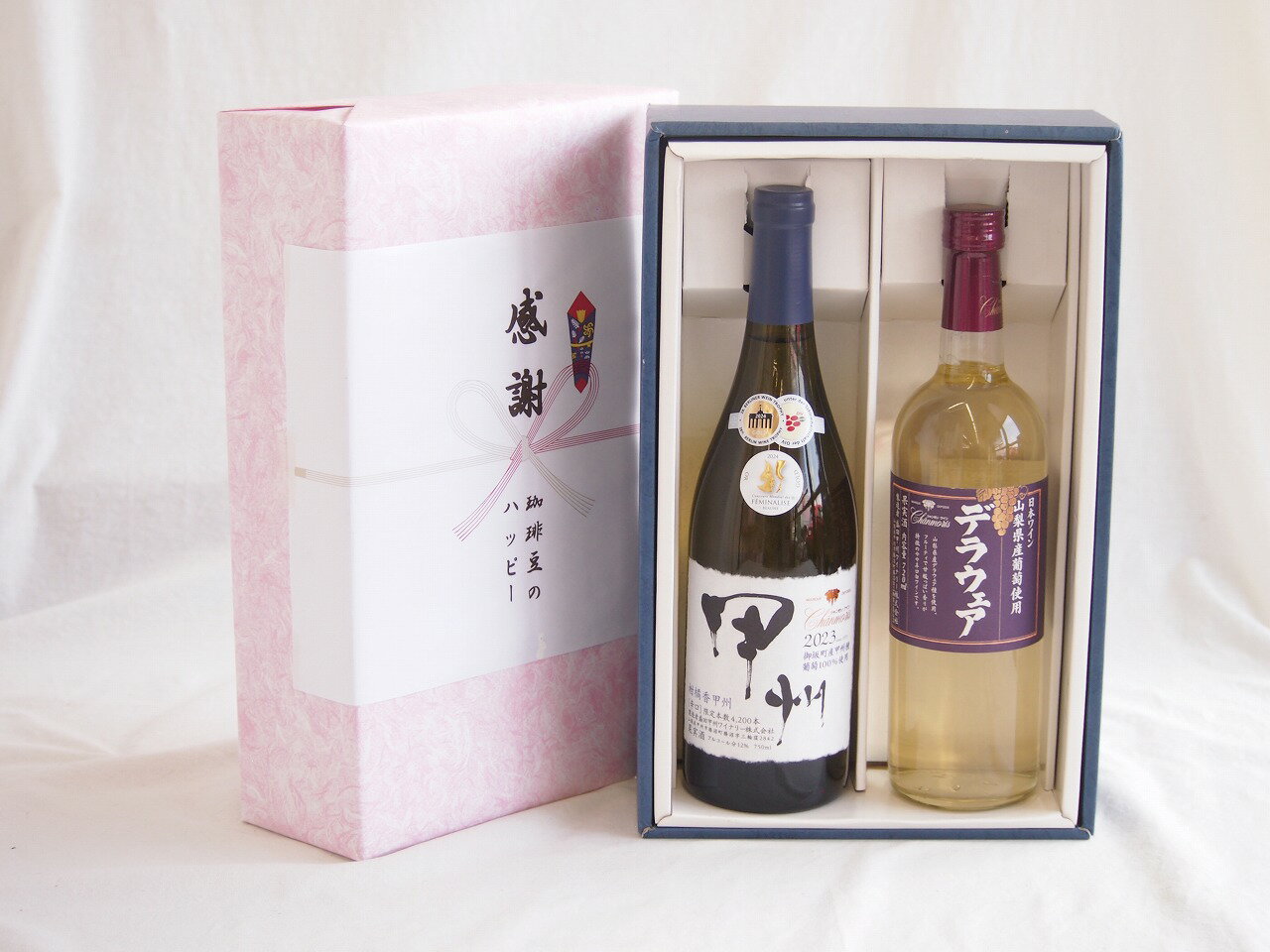 こちらの「柑橘香 山梨県産御坂甲州白ワイン 720ml」は、山梨県笛吹市御坂町産の甲州ぶどうを使用した辛口白ワインです。和柑橘の爽やかな香りが特徴で、カボスや青ミカンのニュアンスを感じるフレッシュな味わいがあります。さらに、程よい酸味と果実...