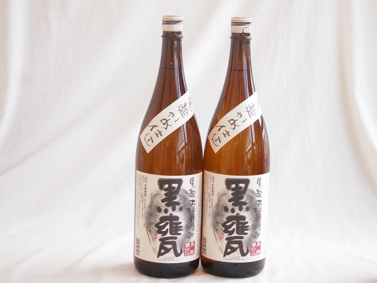 黒麹は昭和初期まで主流だった麹菌で、クエン酸を多く含むため、温暖な地域でも腐敗を防ぎやすいんだ。その結果、甘味とコクのある深い味わいが生まれる。芋の香りがしっかりと立ち上がりながらも、どこか上品。コクがありながら、後味はすっきり。お湯割りに...