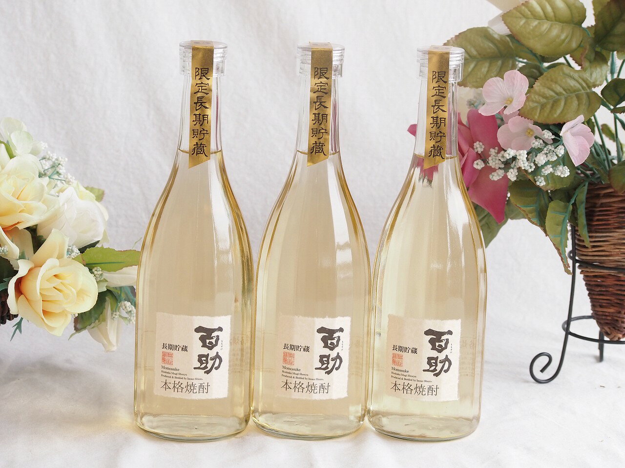 「長期貯蔵百助」は、井上酒造が製造する麦焼酎です。この焼酎は、特別に選ばれた樽で3年間貯蔵熟成されており、樫樽のスモーキーな香りとまろやかな旨み、ふんわりとした甘みが特徴です。琥珀色の美しい色合いも魅力の一つです。アルコール度数は25度で、オンザロック、ストレート、お湯割りなど、さまざまな飲み方で楽しむことができます。3本セット(長期貯蔵百助 25度 井上酒造 (大分縣)) 720ml×3本