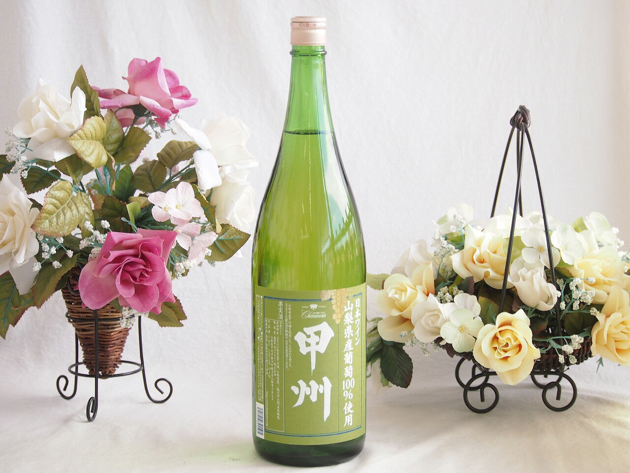 シャンモリ 山梨県産葡萄100％ 甲州白ワイン やや辛口：シャンモリの「山梨県産葡萄100％ 甲州白ワイン やや辛口」は、山梨県産の葡萄を100％使用した白ワインです。甲州地域の特徴を活かした、やや辛口でフレッシュな味わいが特徴です。このワインは、軽やかな酸味とバランスの取れた風味が楽しめるので、料理とのペアリングにも適しています。大容量ボトル山梨県産葡萄100％ 甲州白ワイン やや辛口 1800ml×1本