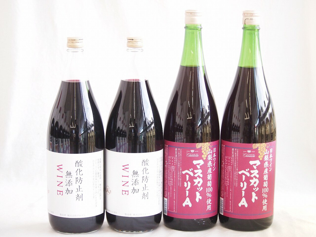 山梨県産葡萄100％ マスカットベーリーAライトボディ 赤ワイン 1800ml：シャンモリの山梨県産葡萄100％ マスカットベーリーAライトボディ赤ワインは、山梨県の豊かな自然環境で育ったマスカットベーリーAの果実を使用しています。このワインは、軽やかでフレッシュな味わいが特徴で、ライトボディのため、食事に合わせやすい赤ワインです。大容量ボトル4本セット(山梨県産葡萄100％ マスカットベーリーAライトボディ 赤ワイン 酸化防止剤無添加 赤ワイン やや辛口) 1800ml×4本