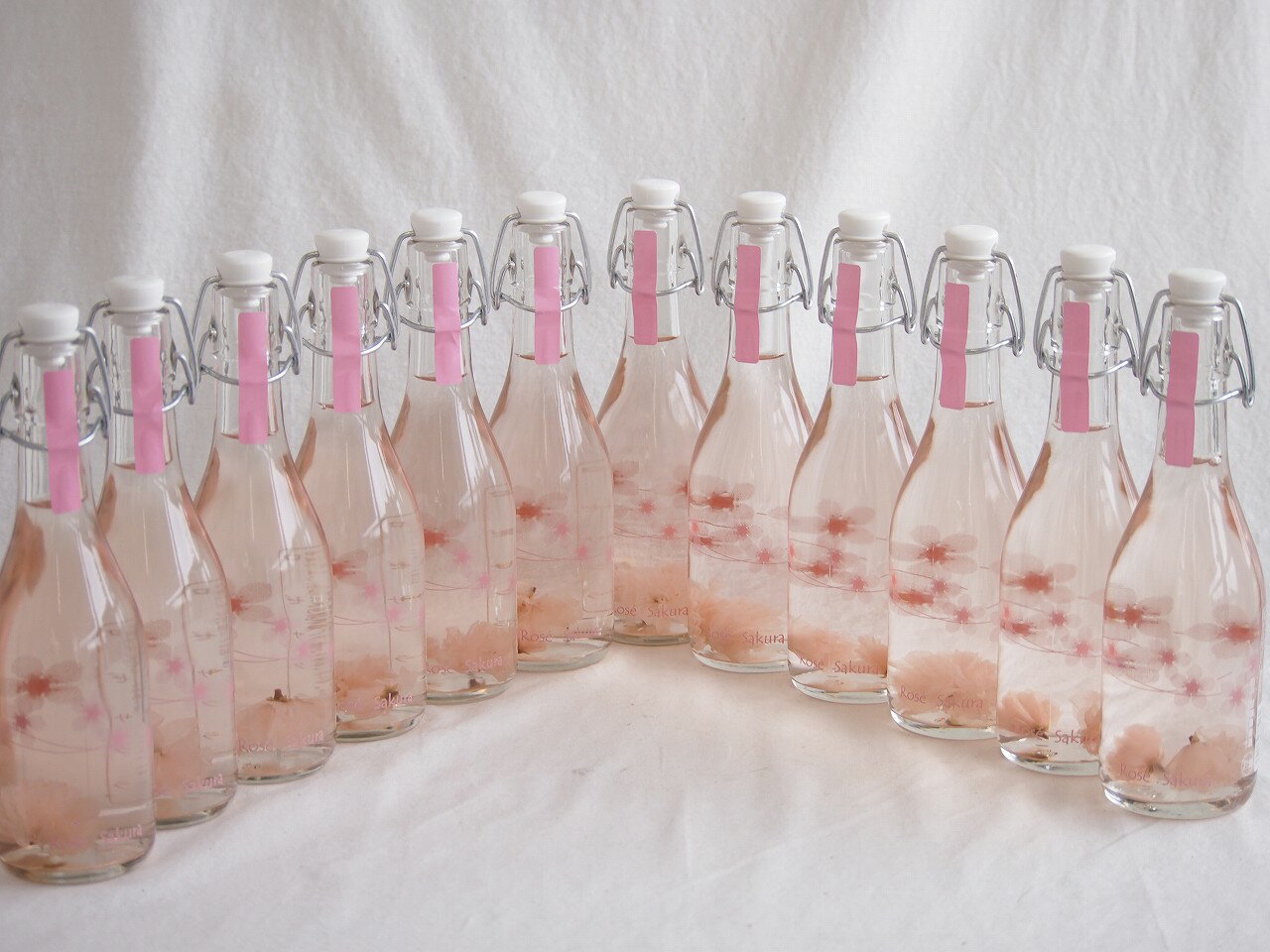 12本セット(フルーツ甘口ロゼサクラさくらの花入りalco6度(山梨県)) 375ml×12本