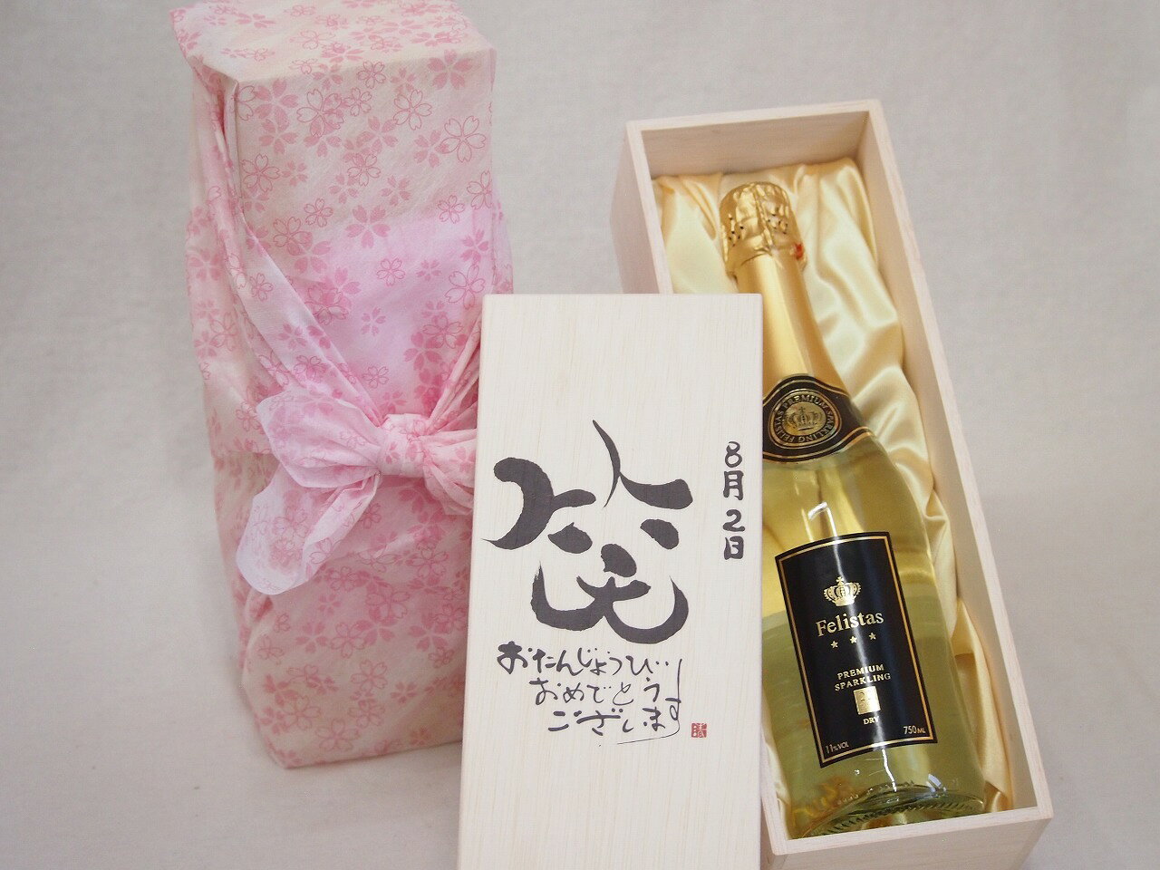 【最大2000円オフクーポン11日1:59迄】誕生日8月2日セット おたんじょうびおめでとうございます 笑う門には福来たるフェリスタス24カラット金箔入りスパークワイン(ドイツ)750ml デザイン書道家 榮田 清峰作 sake-gets-17472754 贈り物本舗じざけや パッケージ画像
