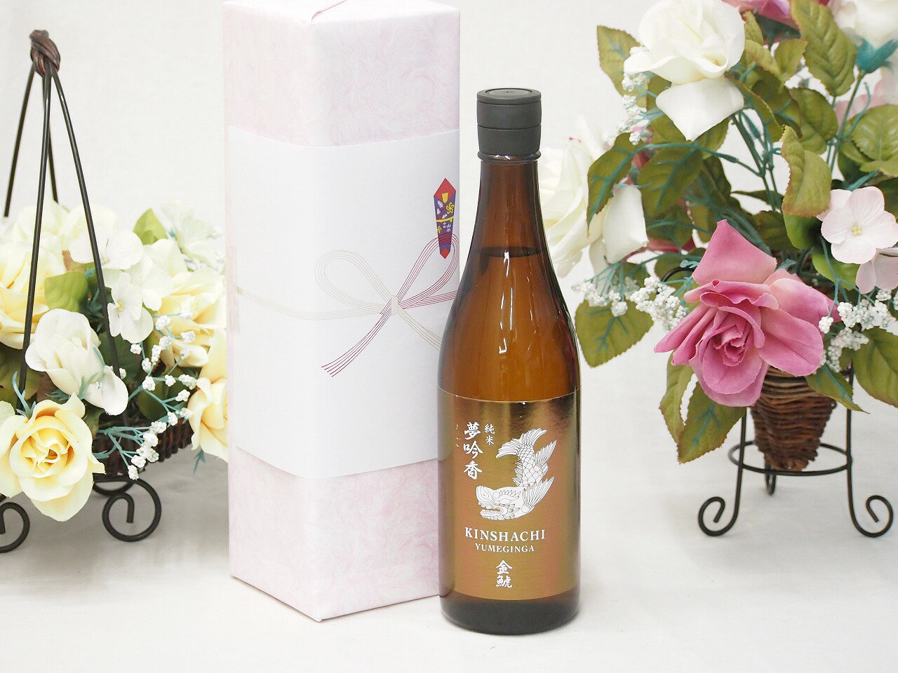 愛知県半田市の「盛田金しゃち酒造」が、秋の季節限定で蔵出しする特別なお酒です。主な特徴は以下の通りです。原料米へのこだわり：愛知県が独自に開発した酒造好適米「夢吟香（ゆめぎんこう）」を100%使用しています。 「秋あがり」ならではの熟成感：春先に搾った純米酒を、ひと夏の間じっくりと熟成させることで、新酒のころの角が取れ、円みのあるまろやかな味わいに仕上がっています。 味わいの特徴：夢吟香ならではの豊かな米の旨味やふくらみを感じさせつつも、後口はすっきりとキレの良い調和のとれた辛口寄りの設計です。 おすすめの飲み方：冷酒では穏やかな熟成感やキレが楽しめ、お燗にするとさらに旨味が広がり、やわらかな余韻を堪能できます。秋の味覚（魚料理やきのこ料理など）とも非常に相性の良い一本です。愛知県半田市の「盛田金しゃち酒造」が、秋の季節限定で蔵出しする特別なお酒です。主な特徴は以下の通りです。原料米へのこだわり：愛知県が独自に開発した酒造好適米「夢吟香（ゆめぎんこう）」を100%使用しています。 「秋あがり」ならではの熟成感：春先に搾った純米酒を、ひと夏の間じっくりと熟成させることで、新酒のころの角が取れ、円みのあるまろやかな味わいに仕上がっています。 味わいの特徴：夢吟香ならではの豊かな米の旨味やふくらみを感じさせつつも、後口はすっきりとキレの良い調和のとれた辛口寄りの設計です。 おすすめの飲み方：冷酒では穏やかな熟成感やキレが楽しめ、お燗にするとさらに旨味が広がり、やわらかな余韻を堪能できます。秋の味覚（魚料理やきのこ料理など）とも非常に相性の良い一本です。