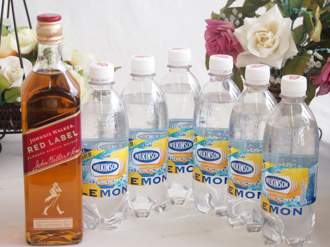 家飲みを、バーカウンターへ ハイボールウイスキー7本セット(ジョニーウォーカー レッドラベル40度(スコットランド) ウィルキンソン炭酸レモン) 700ml×1本 500ml×6本