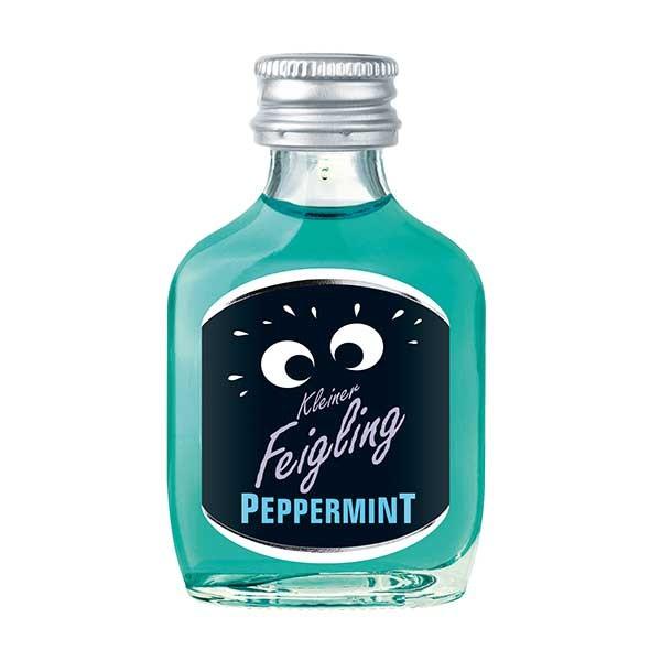 ペパーミント味の「Kleiner Feigling -PEPPEMINT-（クライナーファイグリングペパーミント）」は、ドイツ本国でも新発売の一押し商品。 冴え渡るようなエメラルドブルーの色味が印象的で、口に含んだ瞬間から広がるすっきりとしたミント特有の味わいはシリーズきっての爽快系テイストになっています。 チョコを含みながら飲めば口の中で”チョコミント味” に早変わり! 是非「新感覚のショット」体験として味わってみてください。