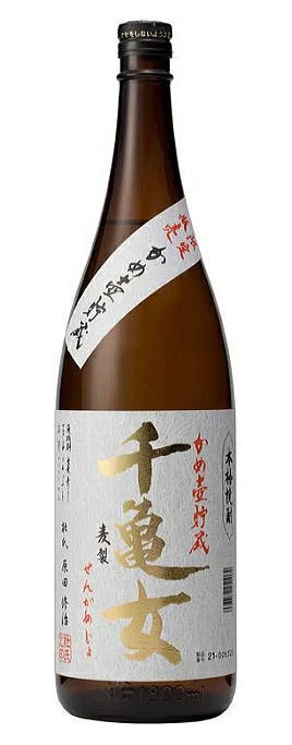 製造元 若潮酒造株式会社（鹿児島県） 原材料 麦・麦麹 内容量 1．8L（1800ml） アルコール度数 25度 ※こちらは箱無し商品です。 ※当店ではお客様により安く商品をお買い求め頂くため、 ご注文頂きました商品とは違う商品の箱で発送する事がございます。〔　9本まで同梱可能です　〕 伝統のかめ壺仕込み！ 【麦焼酎】25度　千亀女（せんがめじょ） 仕込み、貯蔵ともにかめ壺を使用し、昔ながらの木樽蒸留器で蒸留し、 貯蔵酒とブレンドした口当たりのやわらかい、まろやかな焼酎です。 若潮の焼酎づくり ・南国・志布志に根ざした若潮酒造 「港」をテーマとする千年商都・志布志は大隅半島の付け根に位置し、南国特有の温暖な気候で、亜熱帯植物の生い茂る豊かな自然に囲まれたビロー島をはじめダグリ岬など、観光名所としても名高いところです。 歴史的に見ると、志布志は藩政時代に密貿易で栄えた港町で、大隅半島第一の重要都市です。 「志布志」の由来は、天智天皇が現在の志布志安楽に寓居されていた頃、土地の女主人と女童がともに布を織り上げ献上したので、上下にその志の厚いことに喜ばれ「この土地は志布志である」とした天智天皇行幸説（660年頃）が有力な説とされています。 恵まれた自然の恩恵を受けた志布志は、新鮮な活魚などの宝庫ともいわれています。 その中でも、近年特に注目を集めているのが良質なコガネセンガンを原料にして造る焼酎です。 千刻蔵 天智天皇行幸説により「志布志」の名を頂いたこの地で、シラス大地で濾過された伏流水と太陽の恵みで育ったさつま芋を使い、変わらぬ手造りの味わいは残しながらも、焼酎造りにおける技術の革新による新しい旨さの創造にもさらに挑戦してまいります。 私どもの焼酎造りの精神をご覧頂けたらとの思いで生まれたのが、この焼酎蔵「千刻蔵」です。焼酎文化をさらに未来へ継承し、発展させることが私どもの使命であり、この蔵をその決意と考えます。 　　　　　　　　　　　　　　　　　　　　　　　　（若潮酒造株式会社ホームページより引用） 商品ラベルは予告なく変更することがございます。ご了承下さい。