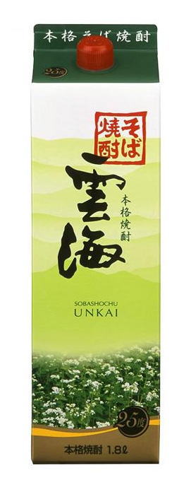 主原料 そば 内容量 1800ml アルコール度数 25度 製造元 雲海酒造株式会社　（宮崎県） ※当店ではお客様により安く商品をお買い求め頂くため、 ご注文頂きました商品とは異なるカートン【箱】で配送する事がございます。雲海酒造株式会社 【そば焼酎】 25度　雲海 1．8Lパック 今にも神々の声が聞こえそうな厳粛な雰囲気の仙境・高千穂の足もとから一面に沸き立つ雲を“雲海”という。 「雲海」はこの壮大な眺めにちなんだ銘柄です。 雲海そば焼酎の製造蔵 厳選されたそばと宮崎最北・五ヶ瀬の豊かな自然が育んだ清冽な水で丁寧に仕込まれた深い味わい 商品ラベルは予告なく変更することがございます。ご了承下さい。　